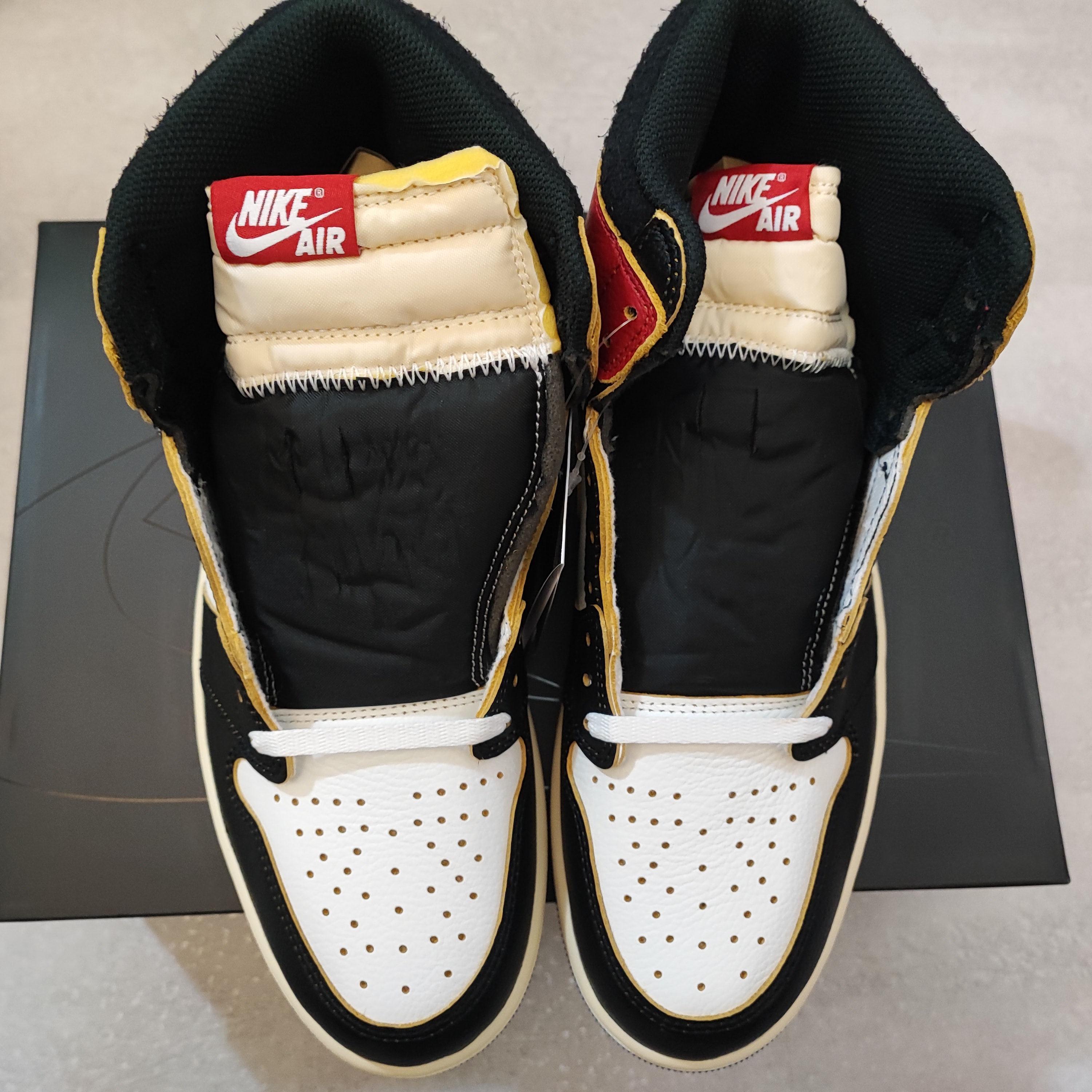 フラグメントデザイン × ユニオン × ナイキ エアジョーダン1 ハイ OG "ブラック/バーシティレッド"