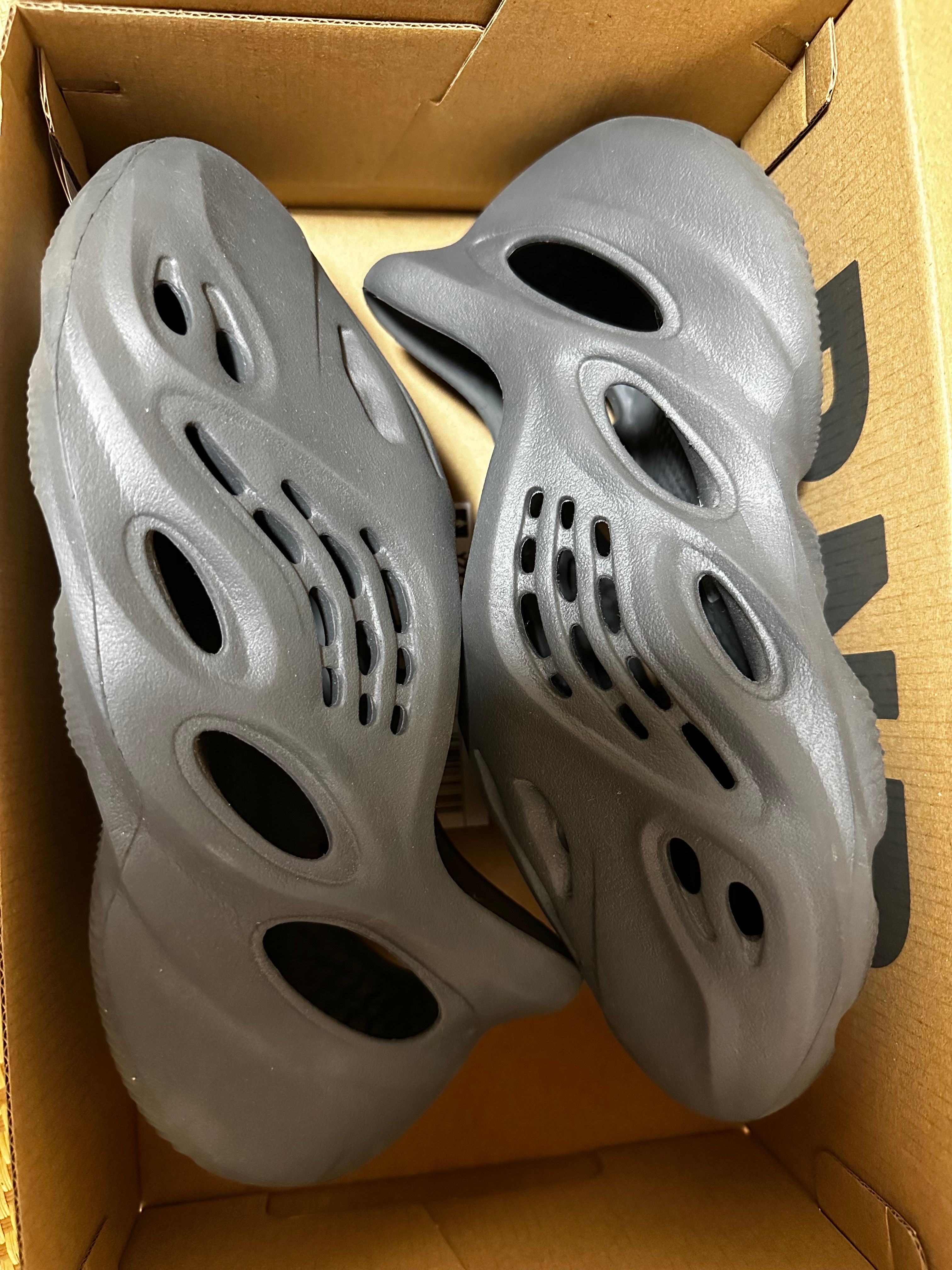 adidas YEEZY Foam Runner "Carbon"