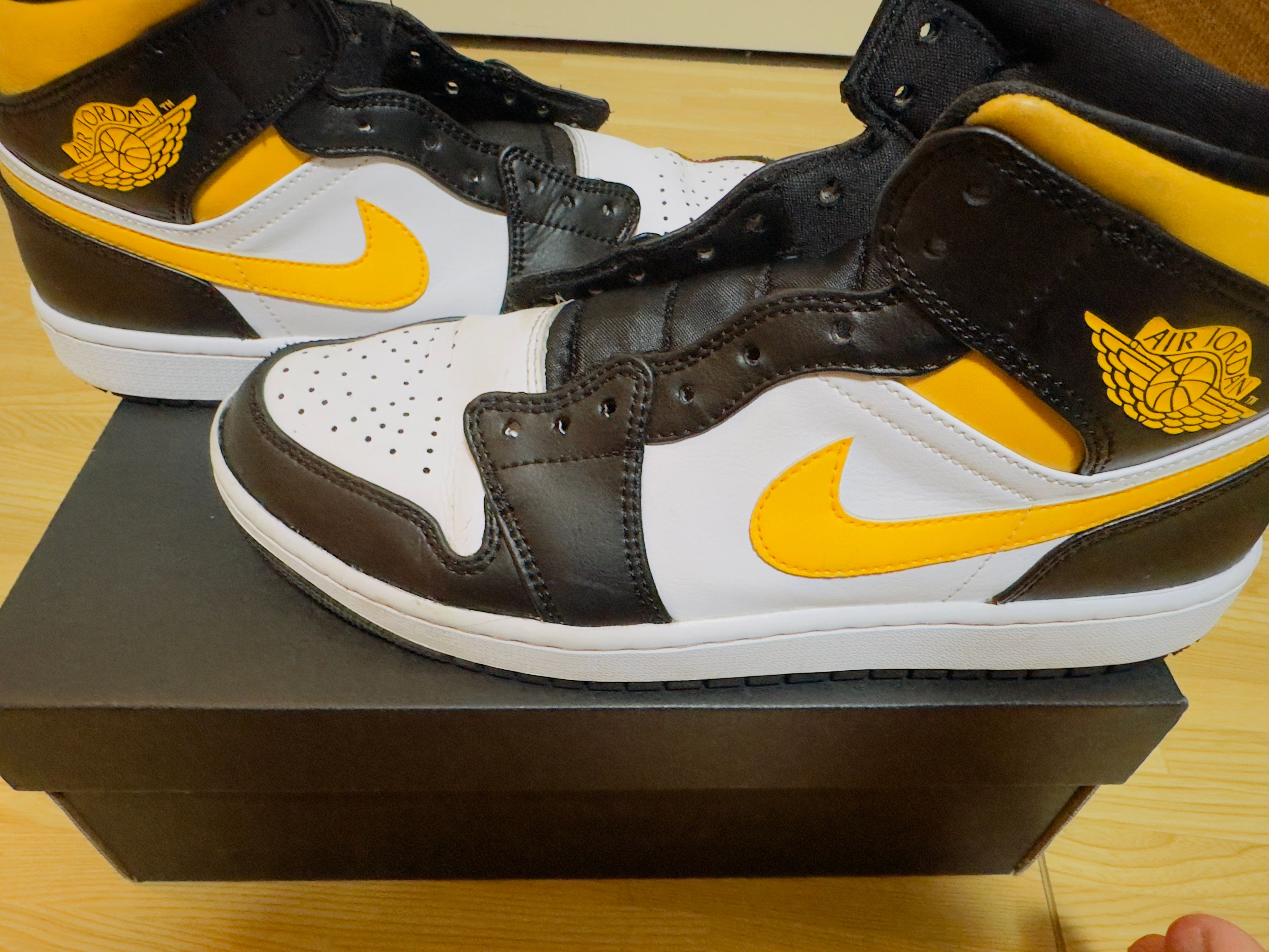 Nike Air Jordan 1 Mid "White/Pollen-Black"