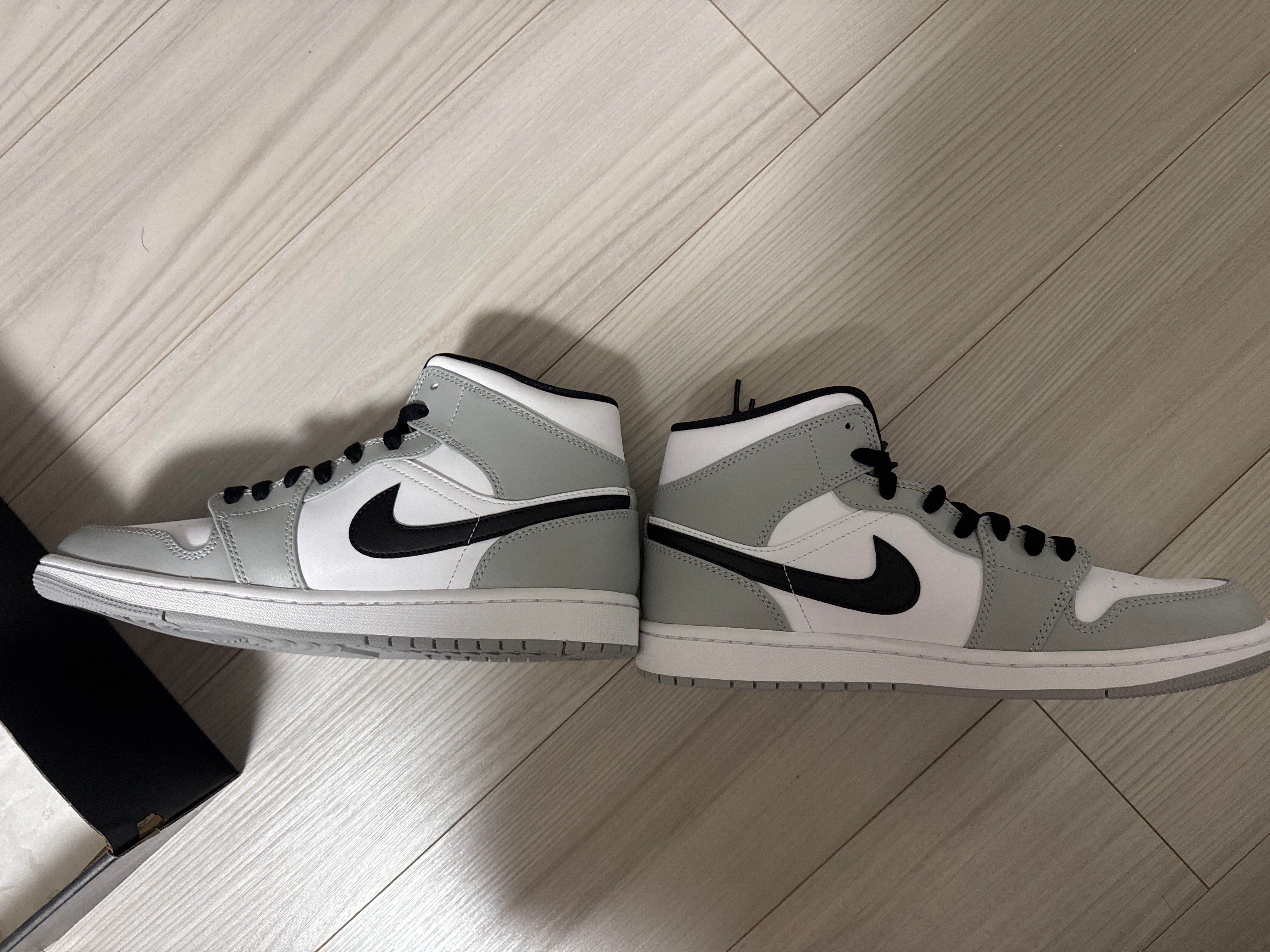 Nike Air Jordan 1 Mid "Light Smoke Grey/White/Black"