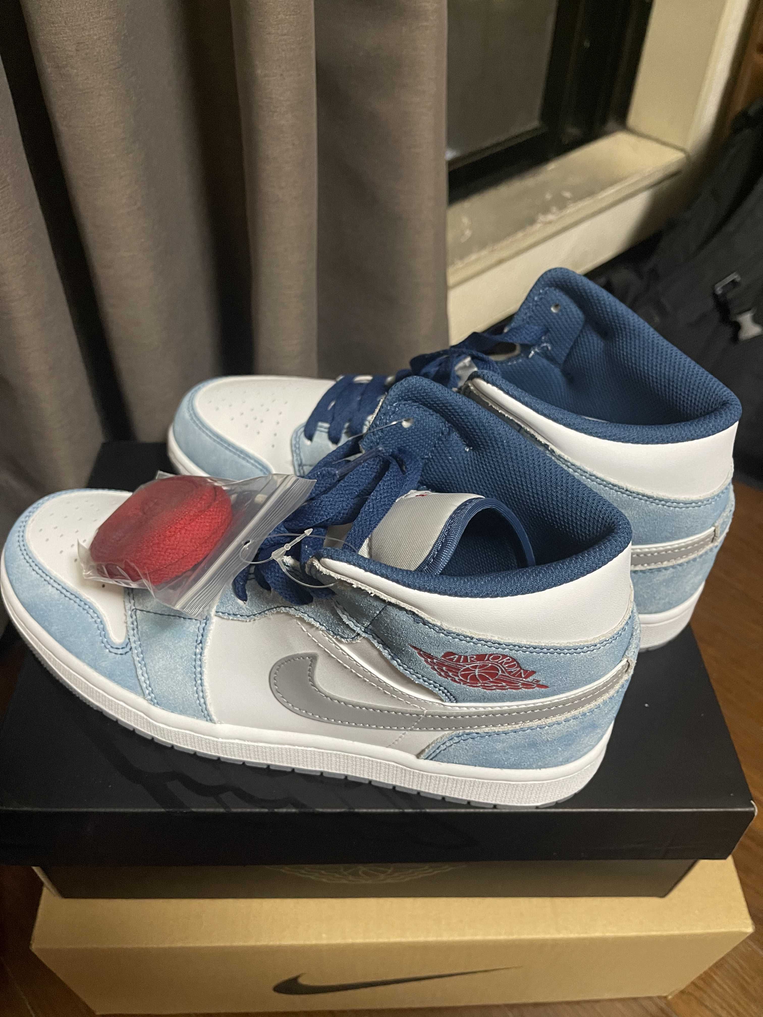 Nike Air Jordan 1 Mid SE "White/Hyper Royal/Red"