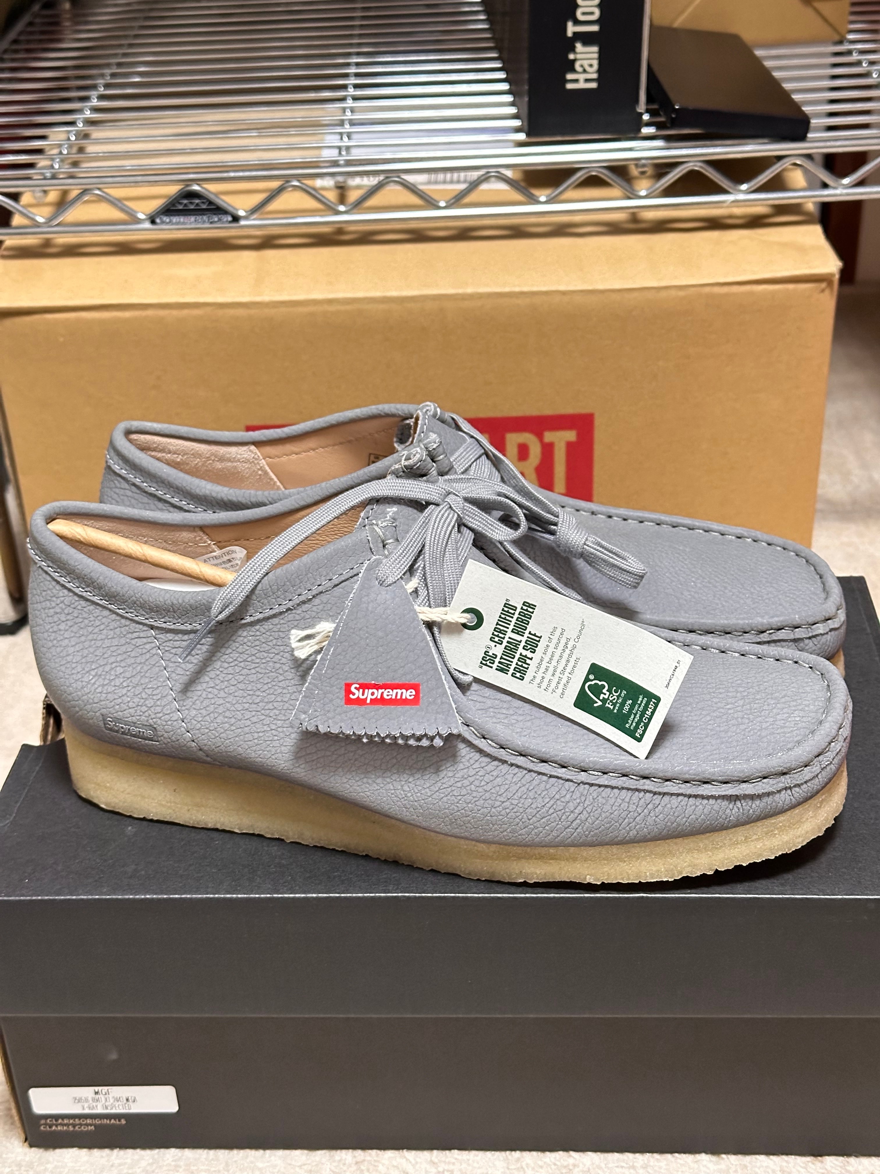 シュプリーム × クラークス リフレクティブ ワラビー "シルバー" (25SS Week17)