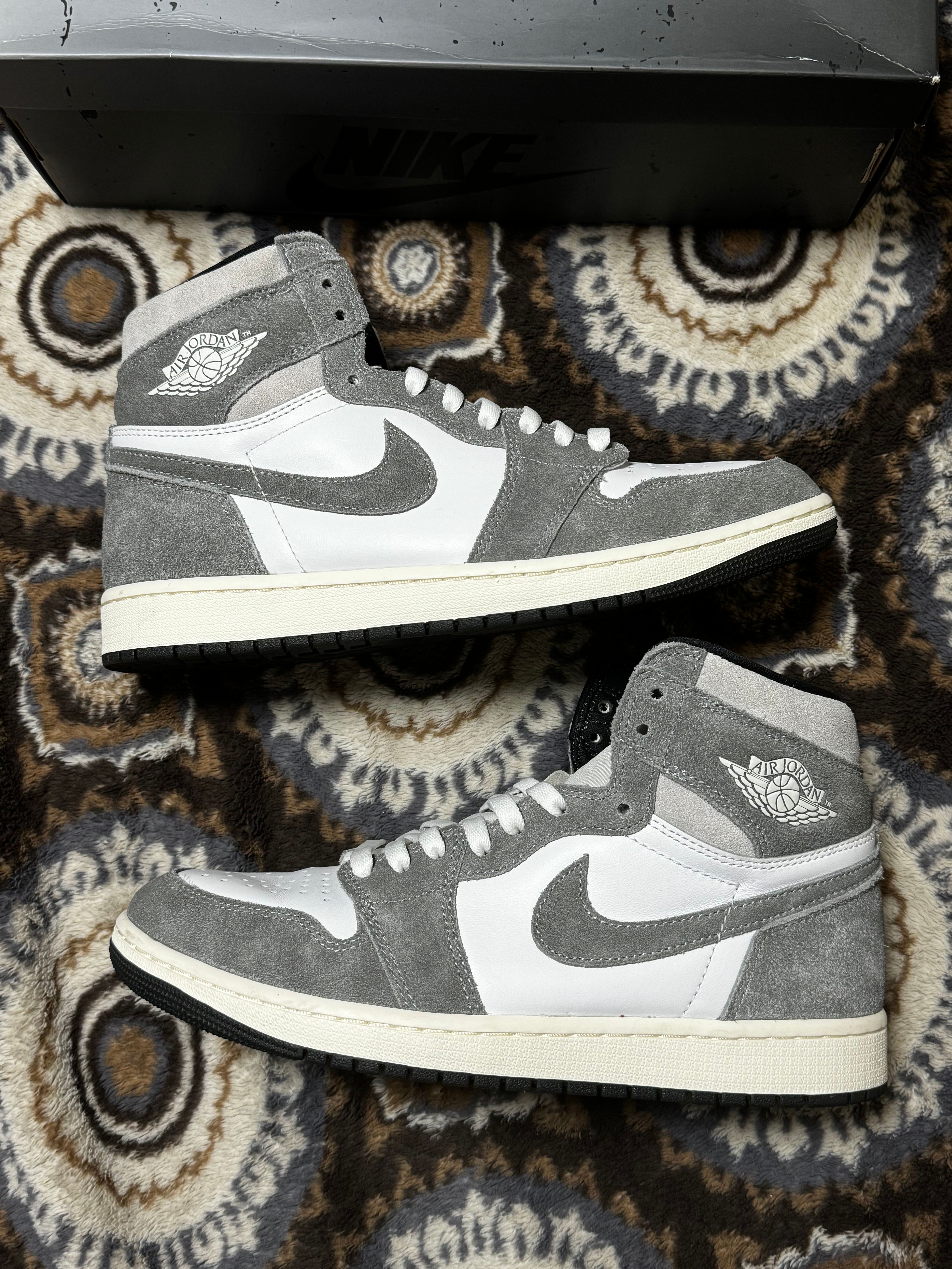 Nike Air Jordan 1 Retro High OG "Black and Smoke Grey"