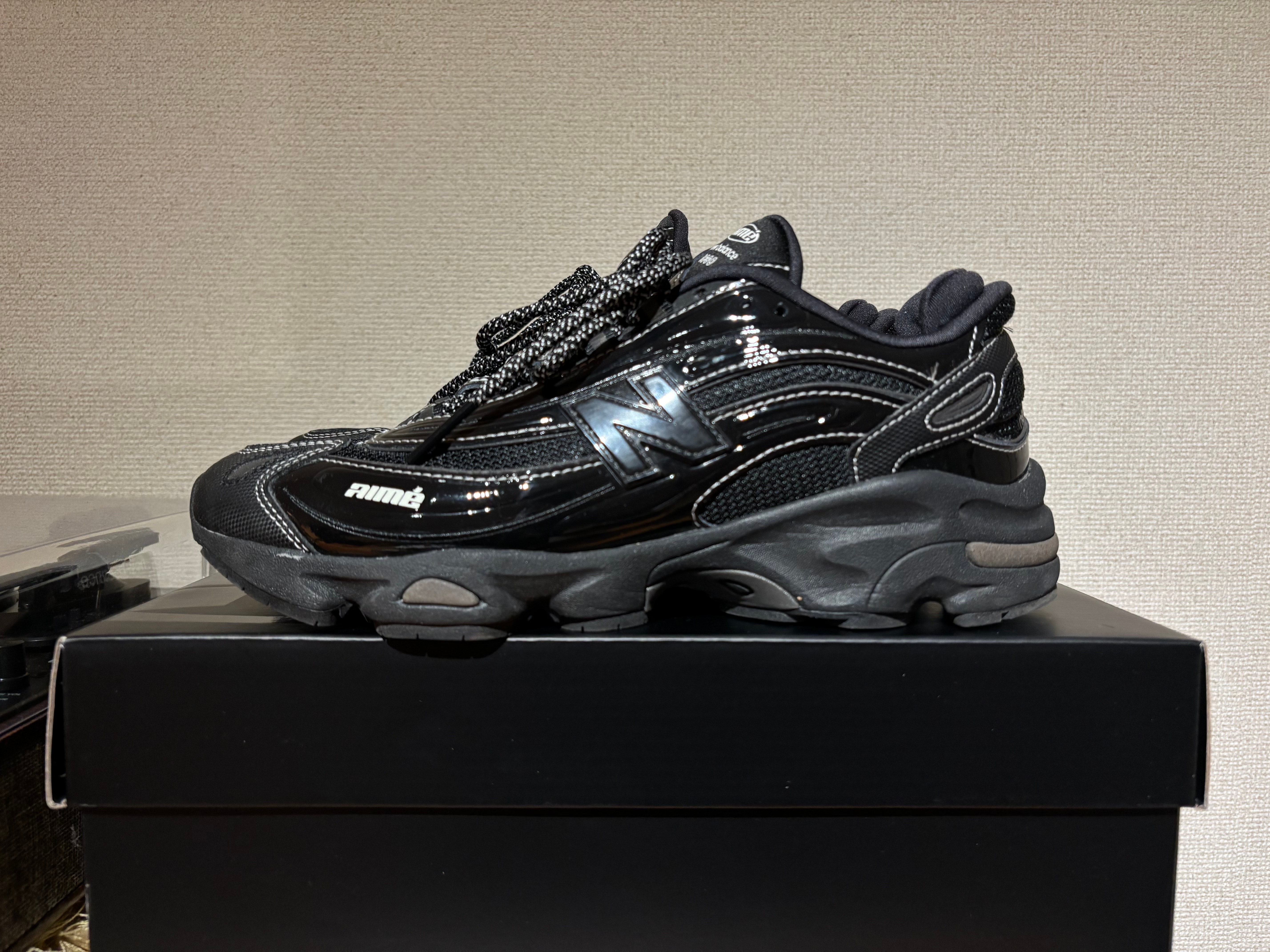 エメレオンドレ × ニューバランス 1000 "ブラック"