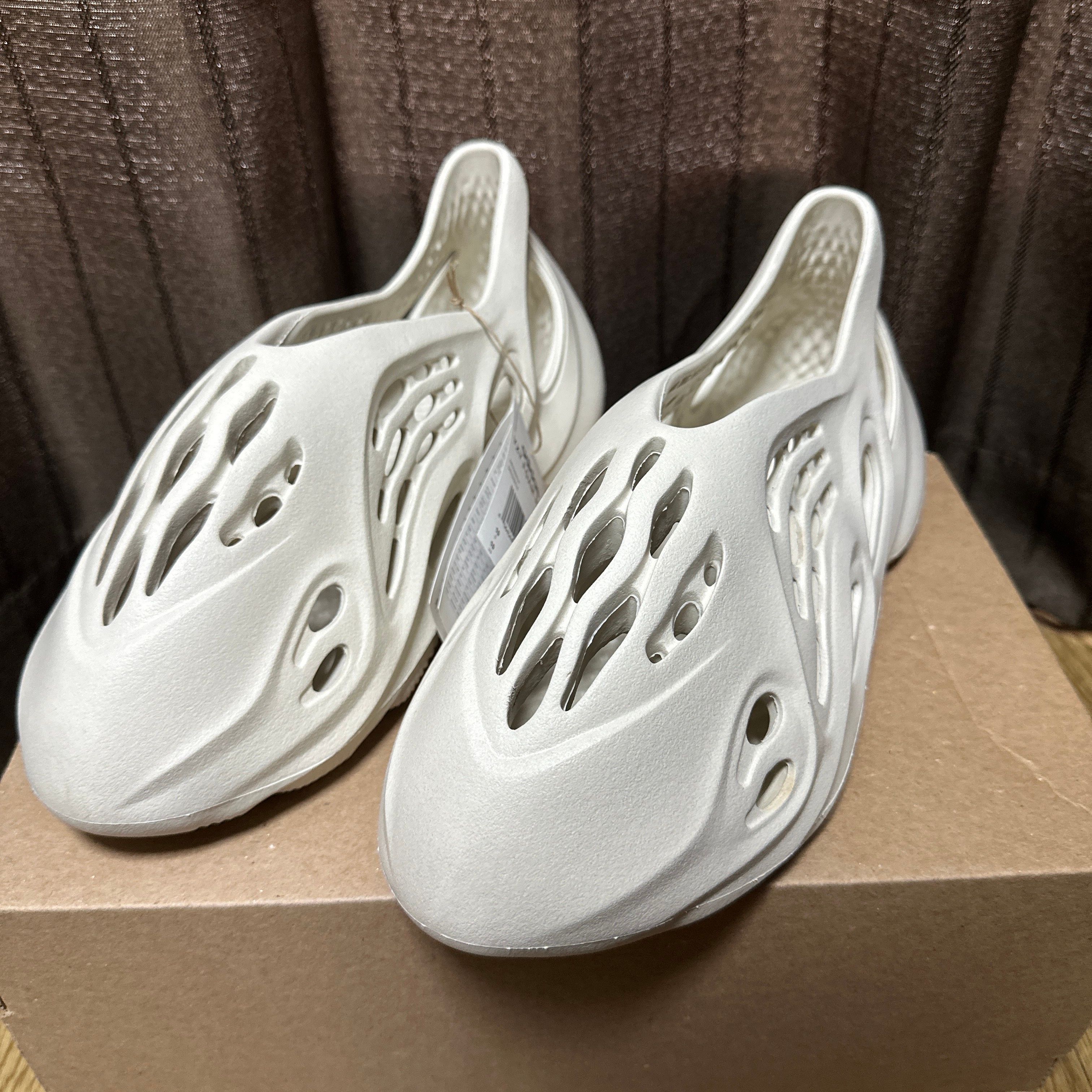 YEEZY Foam Runner イージー フォーラム 落ち着いた黄土色を纏った Yeezy Foam Runner 