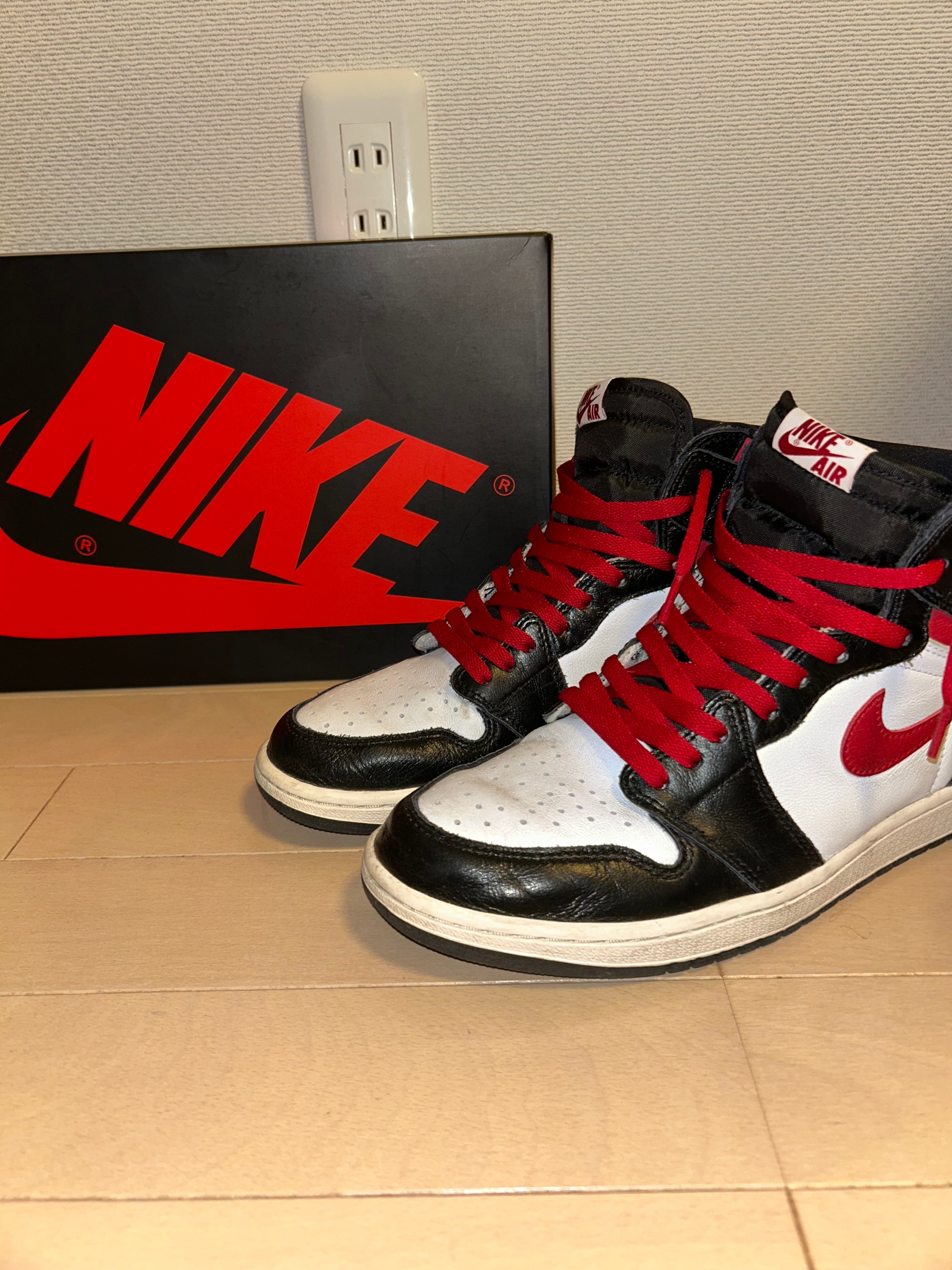 ナイキ エアジョーダン1 レトロ ハイ OG "ブラック/ホワイト/セイル/ジムレッド"