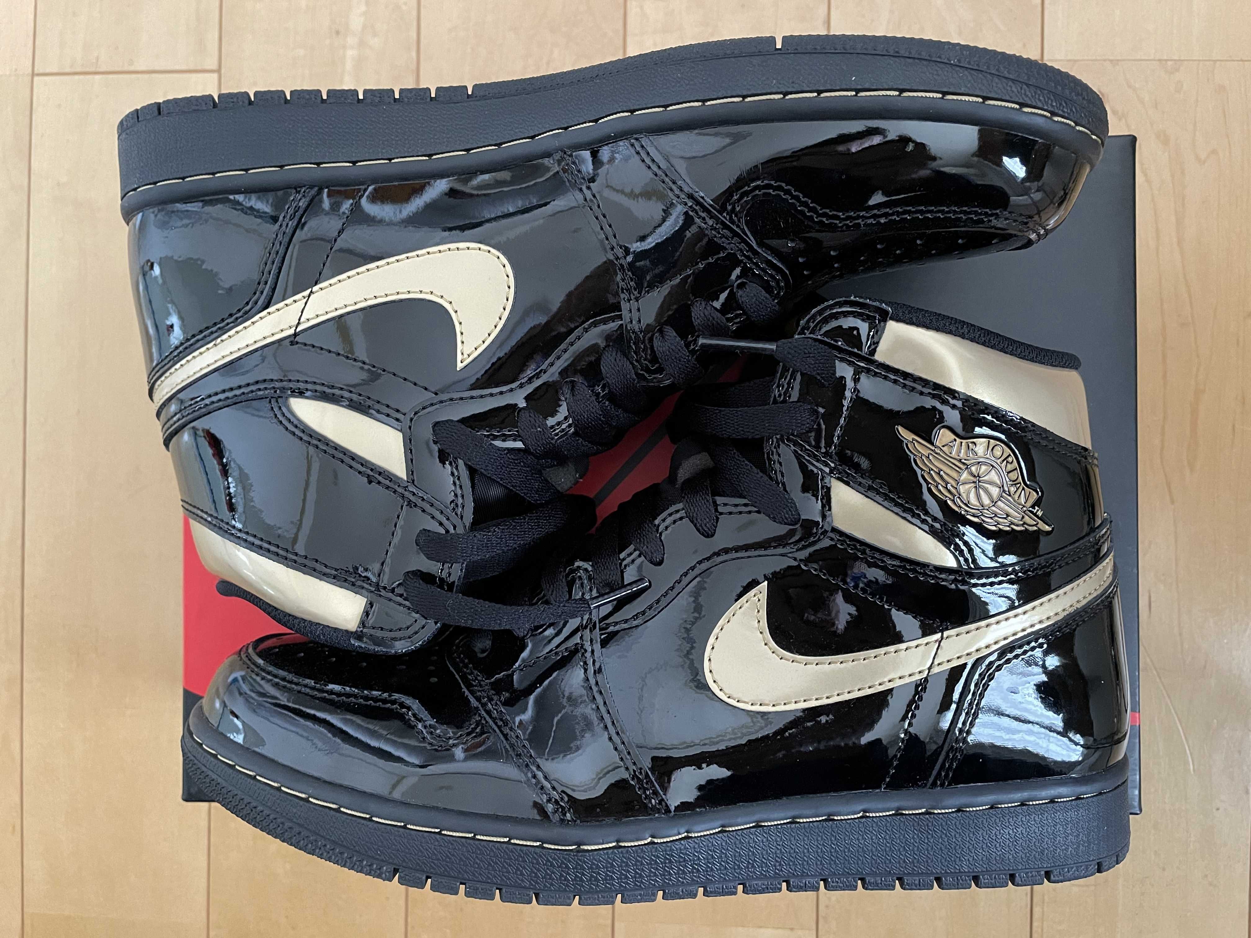 Nike Air Jordan 1 High OG "Black-Metalic Gold"