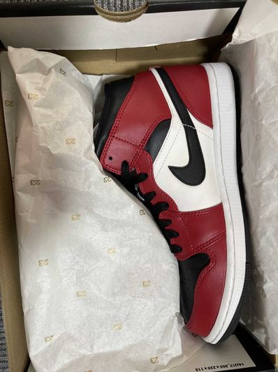 Nike Air Jordan 1 Mid "Chicago Black Toe"