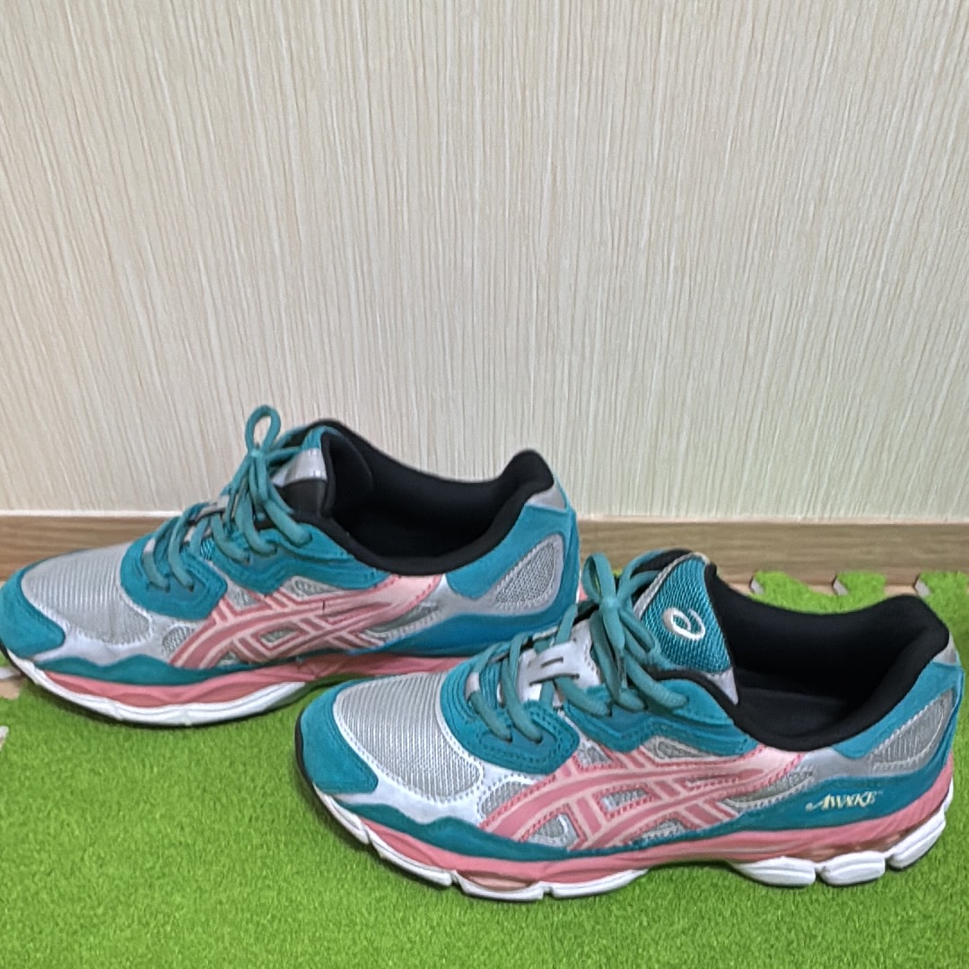 アウェイクニューヨーク × アシックス ゲルNYC "ピュアシルバー/グリーンブルースレート"