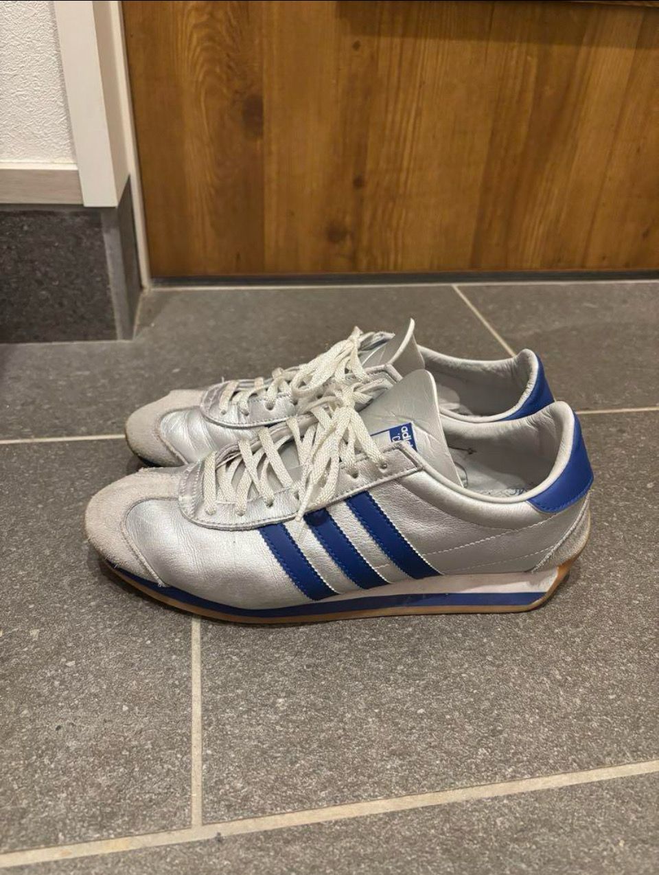 アディダス オリジナルス カントリー OG "マットシルバー/ブライトブルー/フットウェアホワイト"