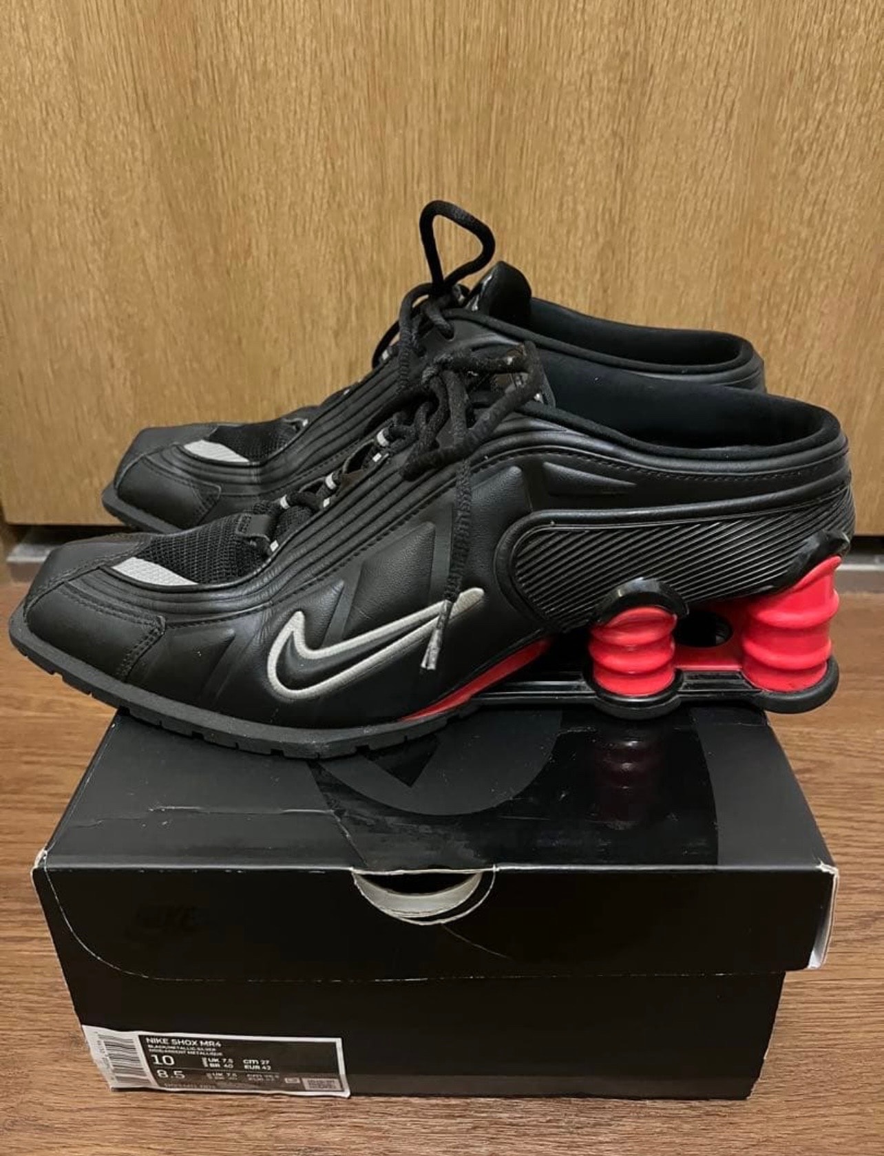 マーティンローズ × ナイキ ウィメンズ ショックス MR4 "ブラック/メタリックシルバー コメットレッド"