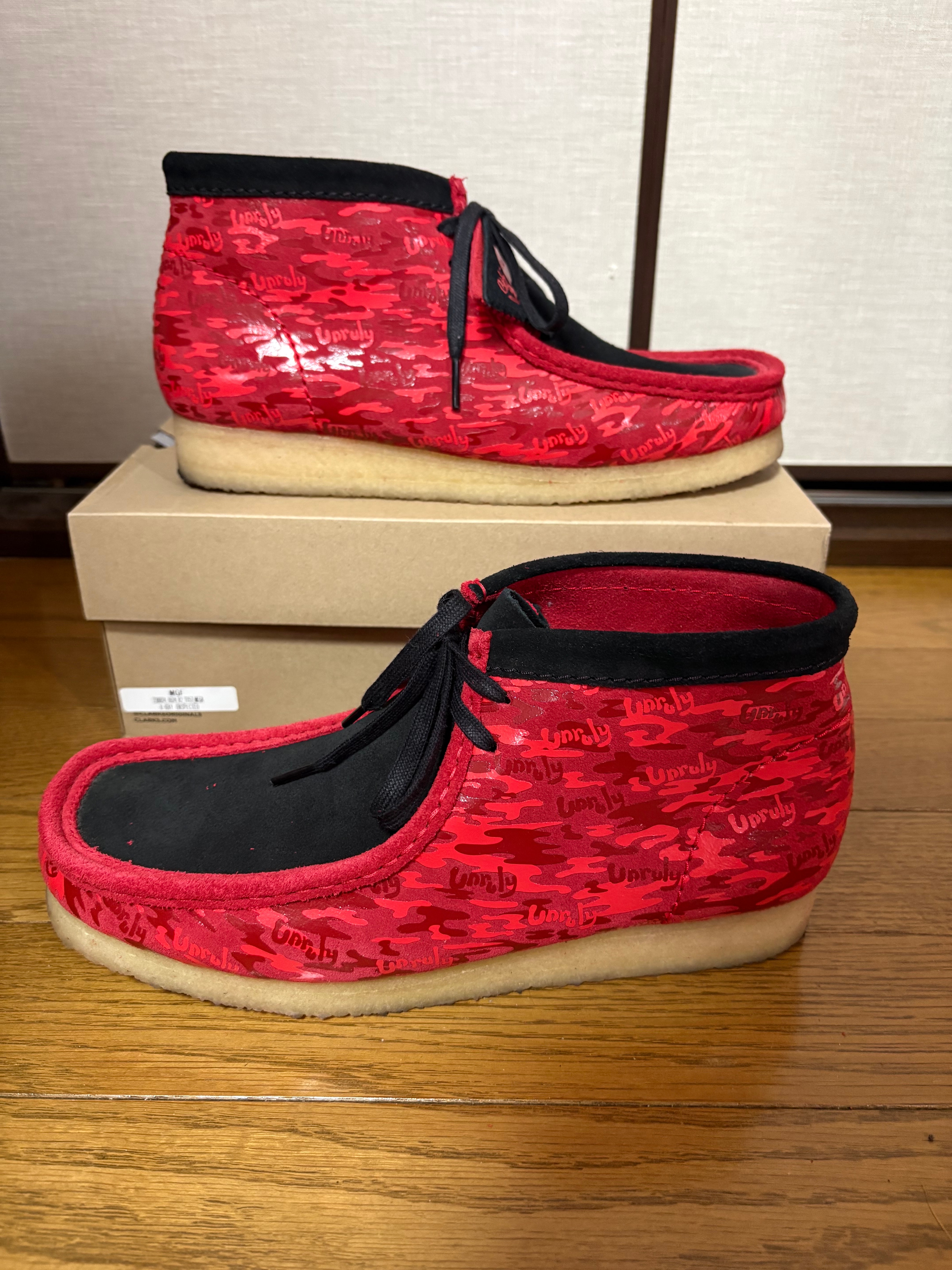ポップカーン × クラークス ワラビー ブーツ "レッドカモ"