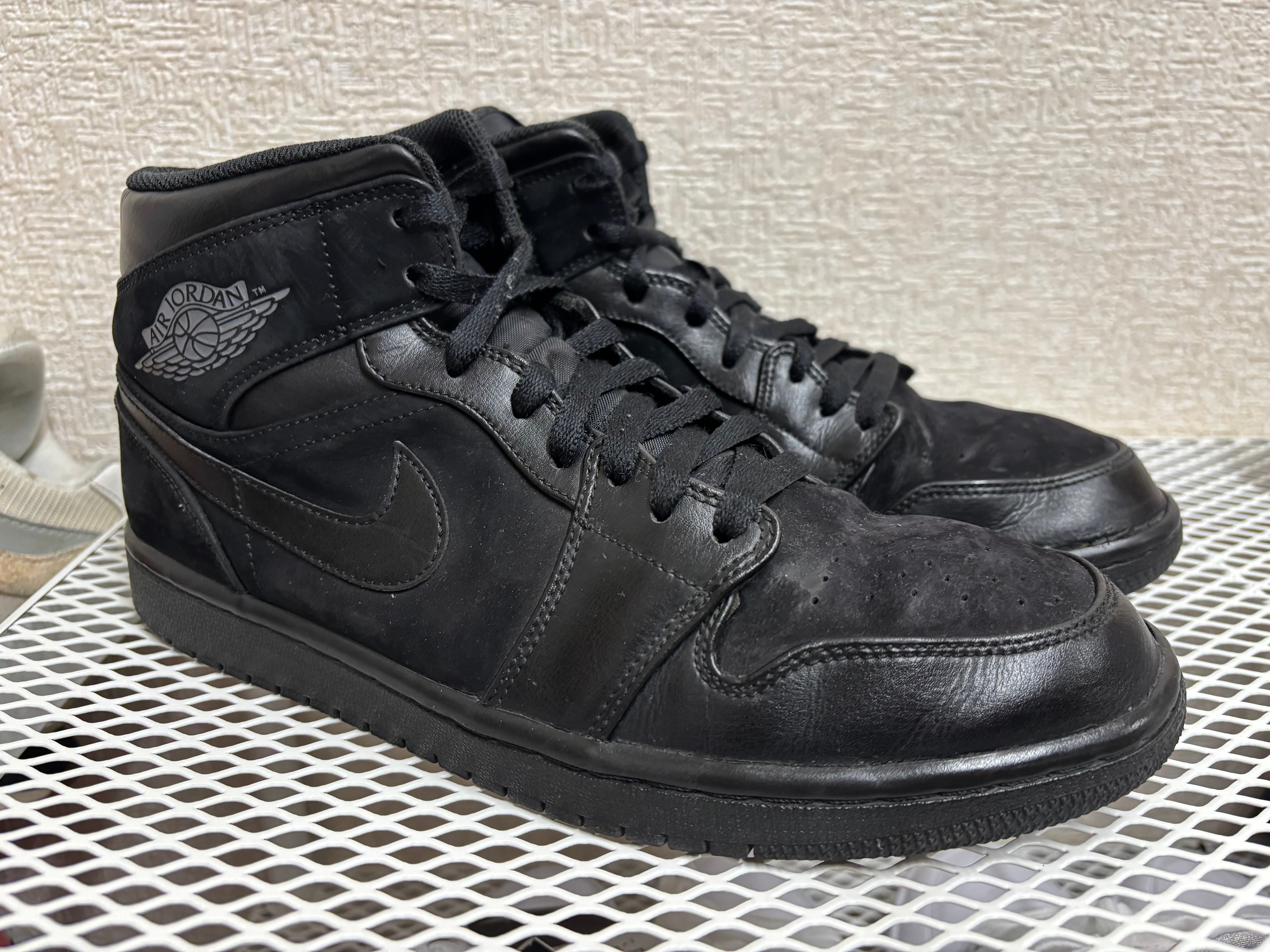 ナイキ エアジョーダン1 ミッド "トリプルブラック" (2018)