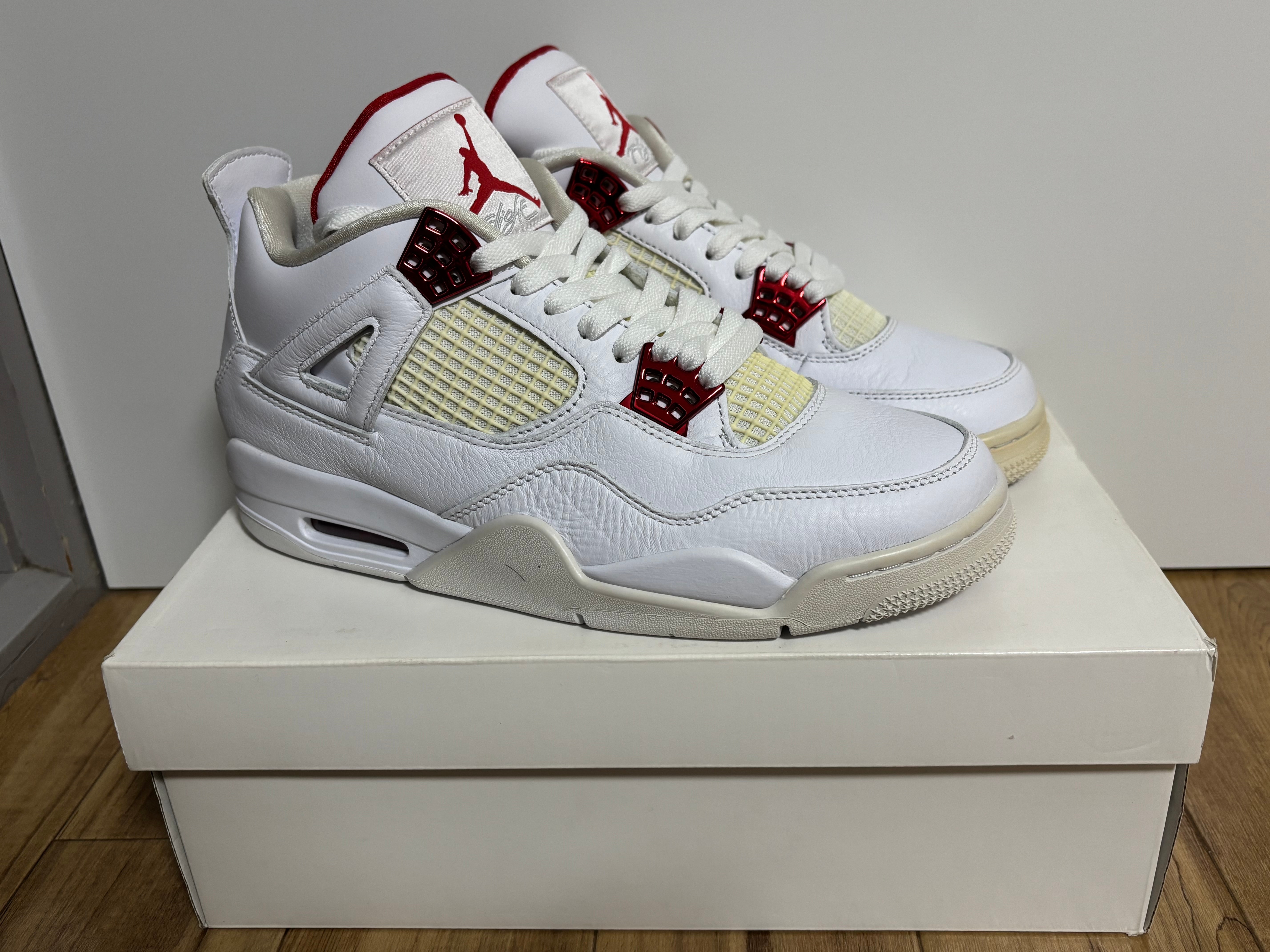 NIKE AIR JORDAN 4 RETRO "METALLIC PACK" UNIVERSITY RED