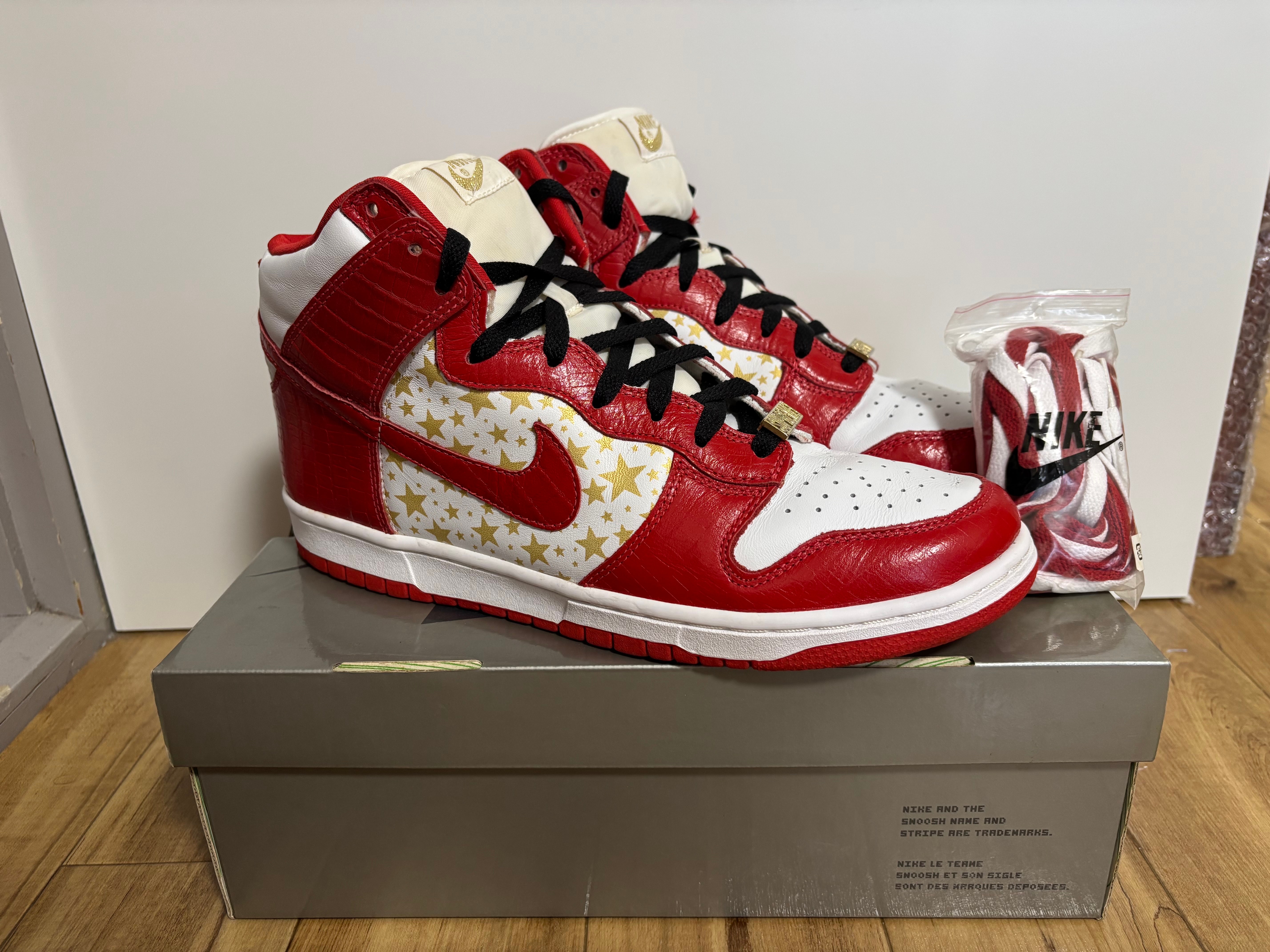Supreme × Nike SB Dunk High "Red Stars"
