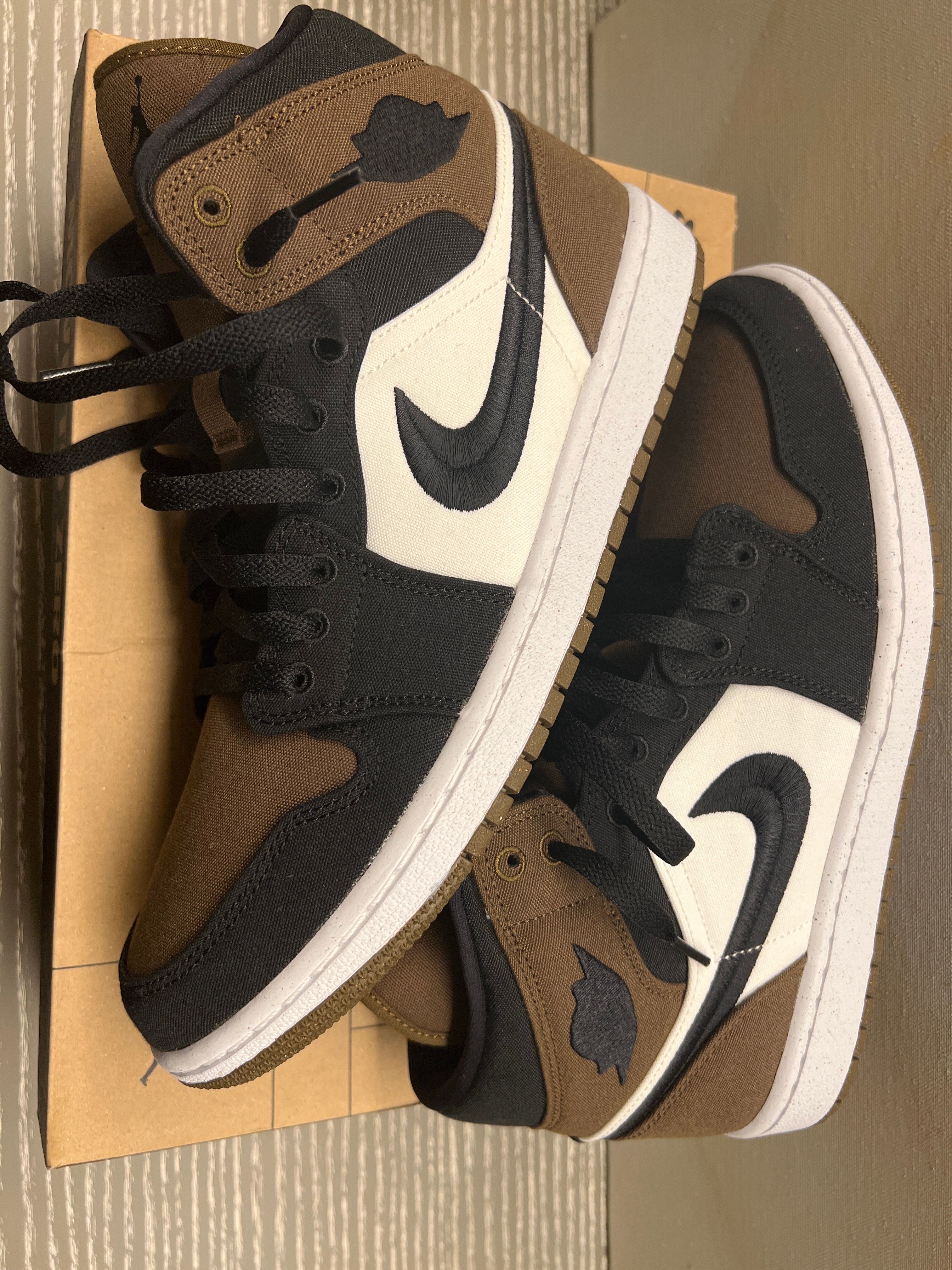 Nike Women's Air Jordan 1 Mid SE "Olive Toe"