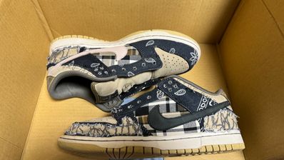 Travis Scott × Nike SB Dunk Low "Black/Parachute Beige"