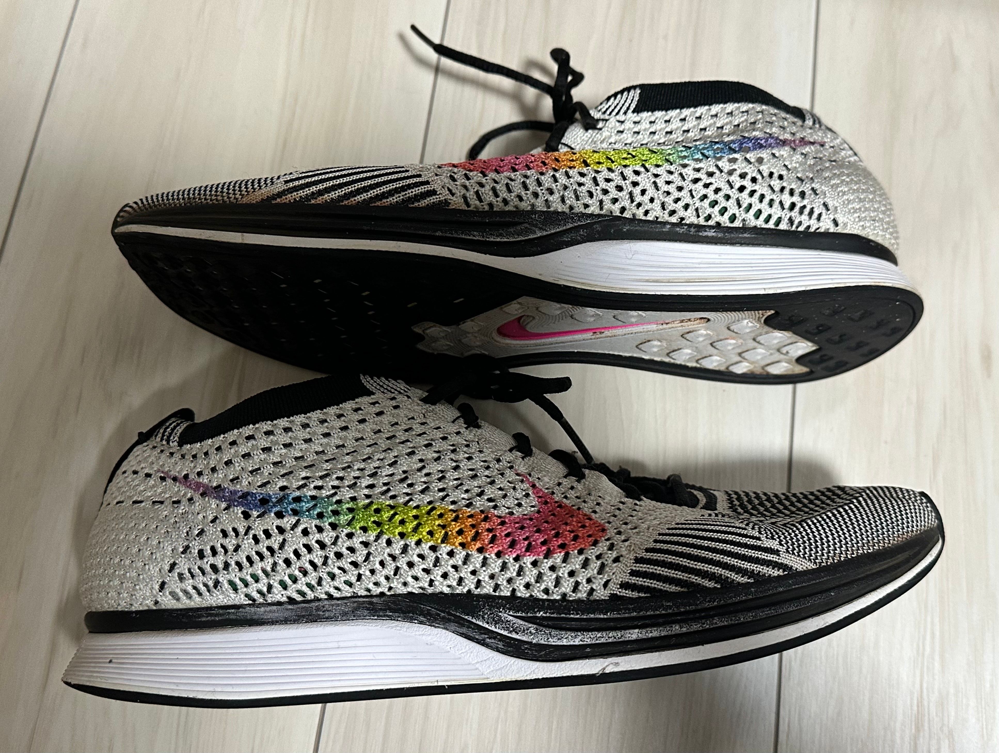 ナイキ フライニット レーサー  ビー トゥルー "ホワイト/マルチカラー/ブラック"