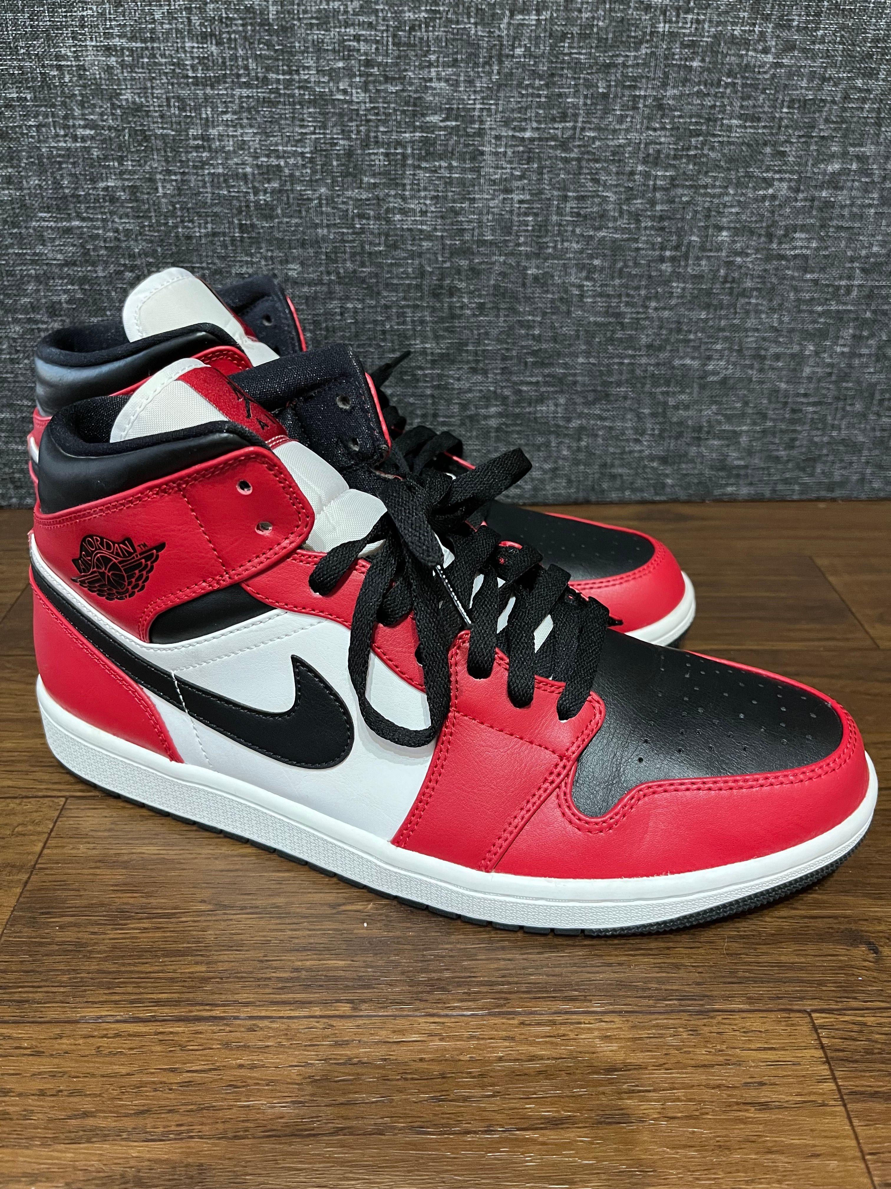 Nike Air Jordan 1 Mid "Chicago Black Toe"