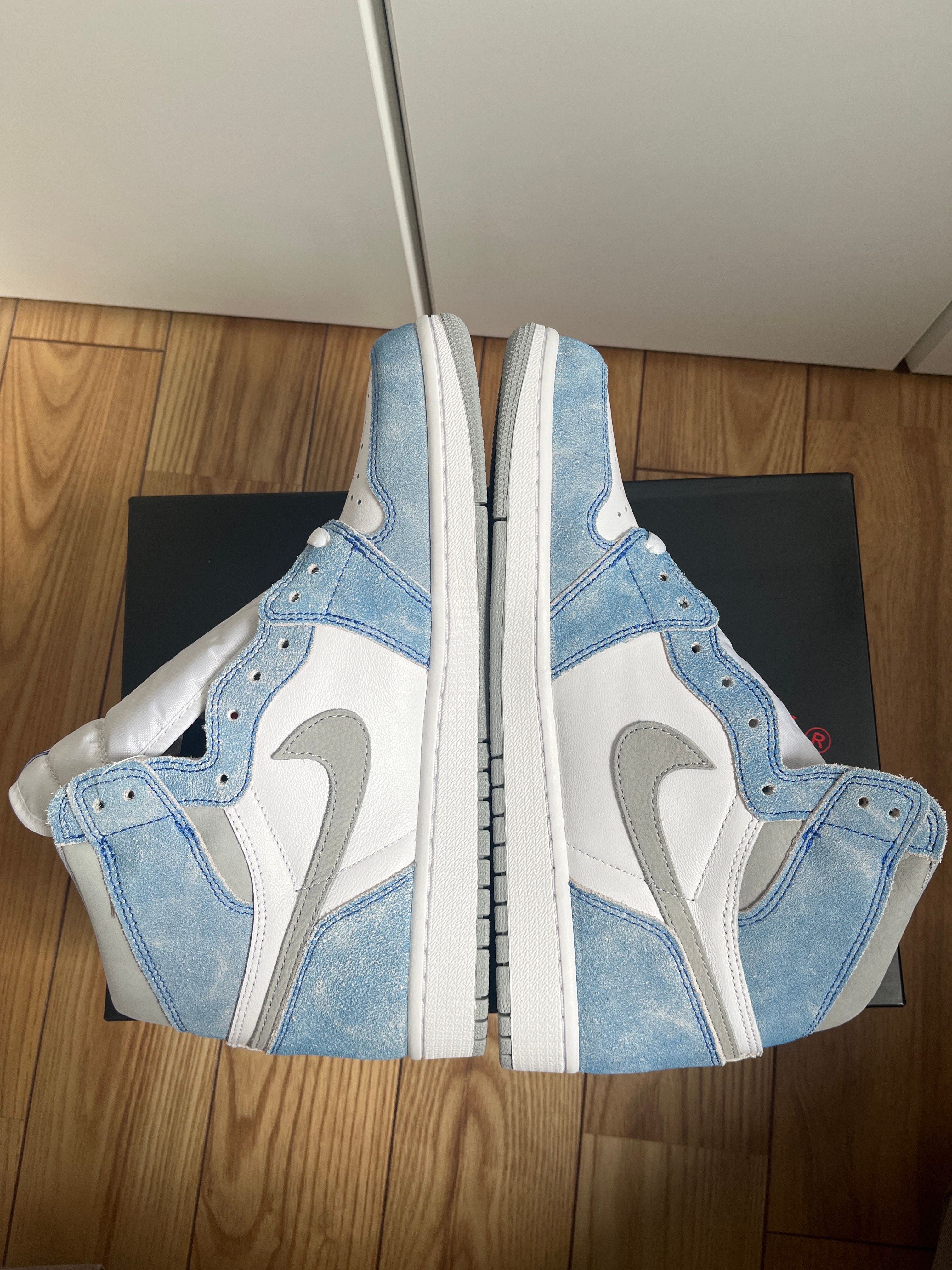 Nike Air Jordan 1 High OG "Hyper Royal"