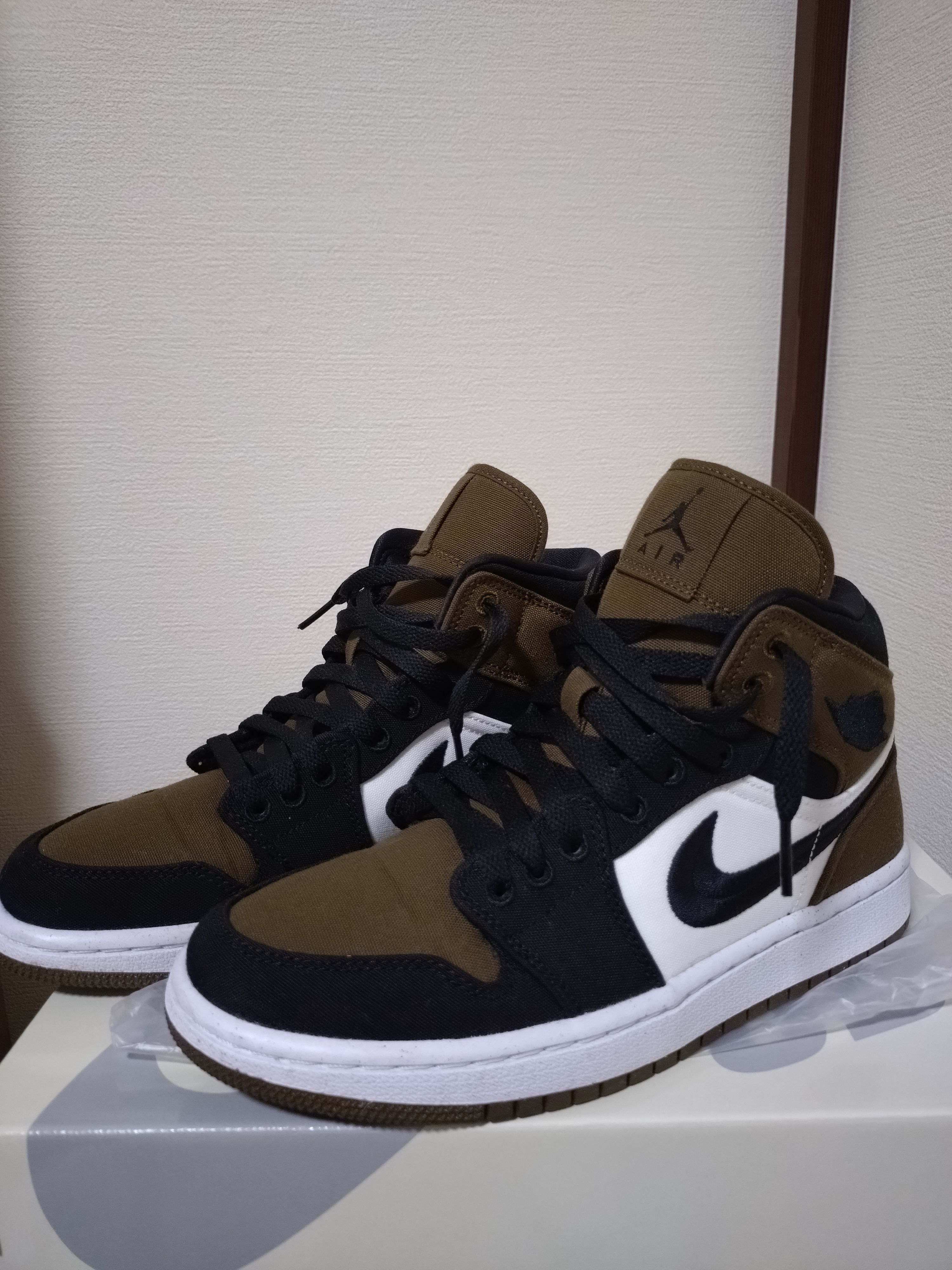 Nike Women's Air Jordan 1 Mid SE "Olive Toe"