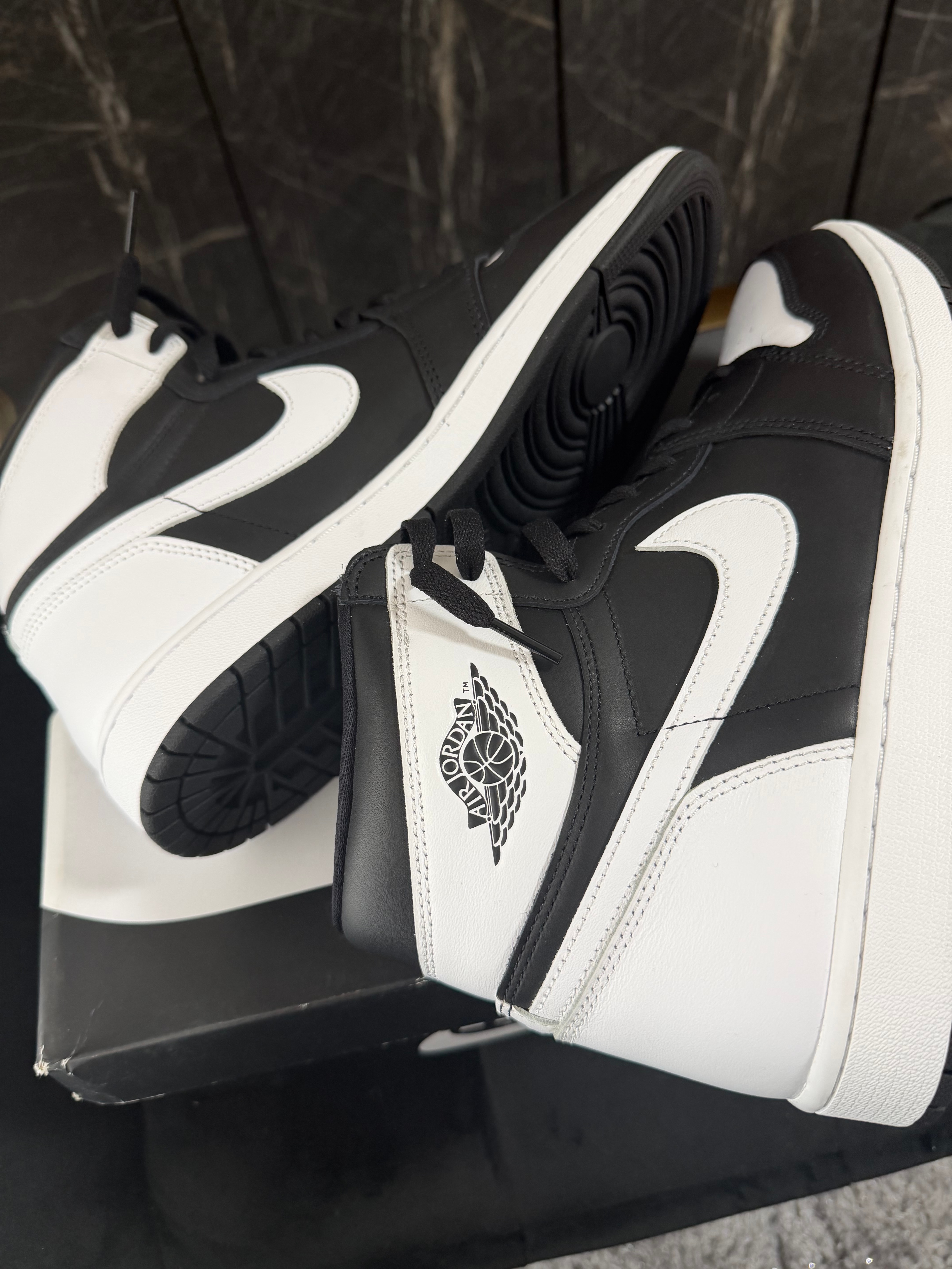 ナイキ エアジョーダン1 レトロ ハイ OG "ブラック/ホワイト"