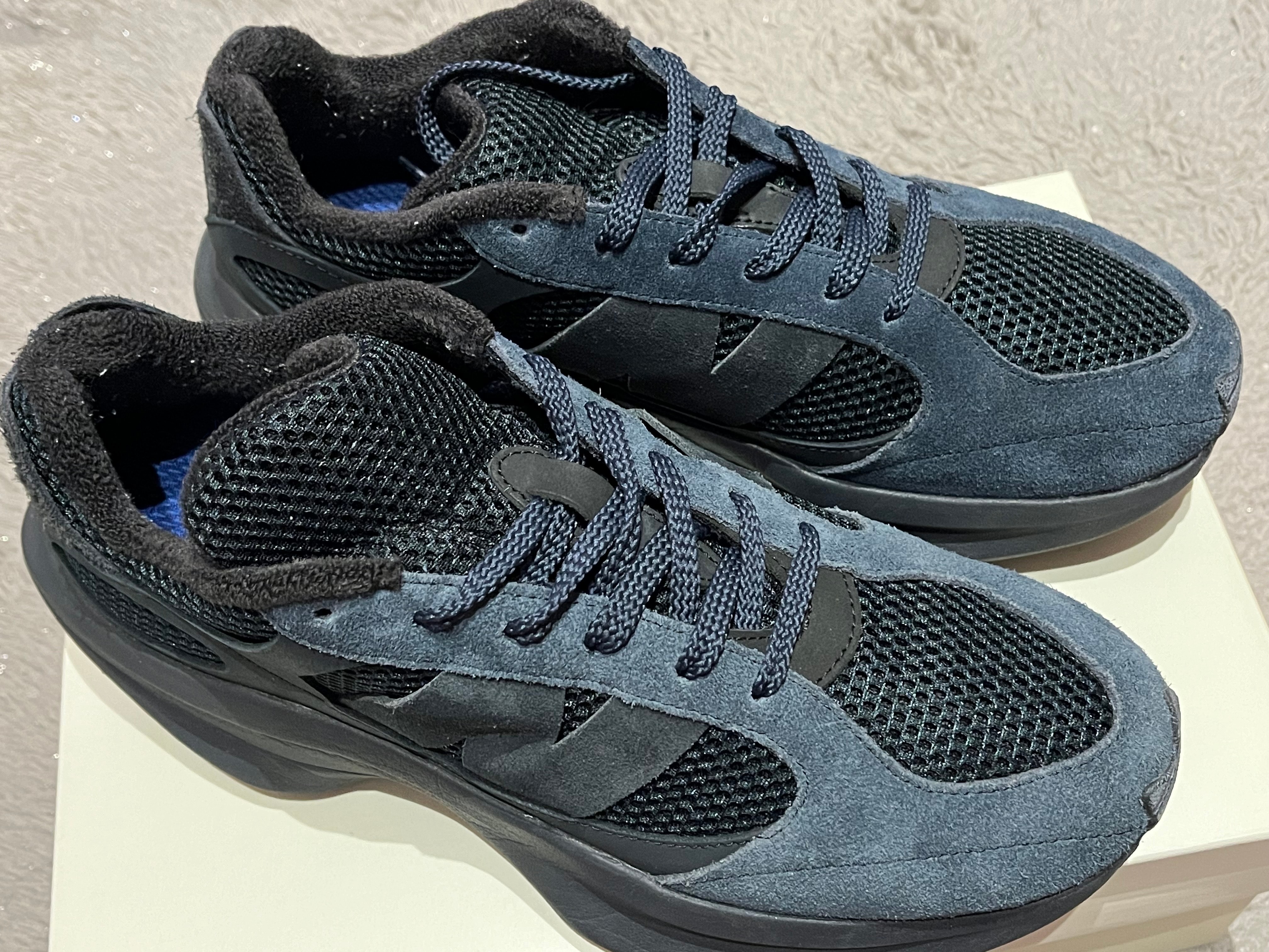 オーラリー × ニューバランス ワープドランナー "ダークネイビー"