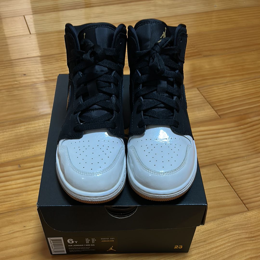 NIKE AIR JORDAN 1 MID BLACK WHITE GOLD (GS)