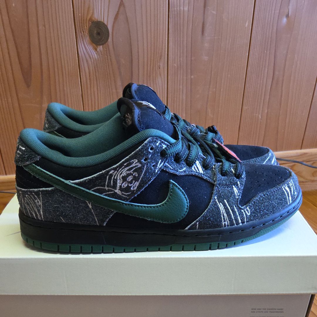 There Skateboards × Nike SB Dunk Low Pro "Anthracite and Gorge Green"