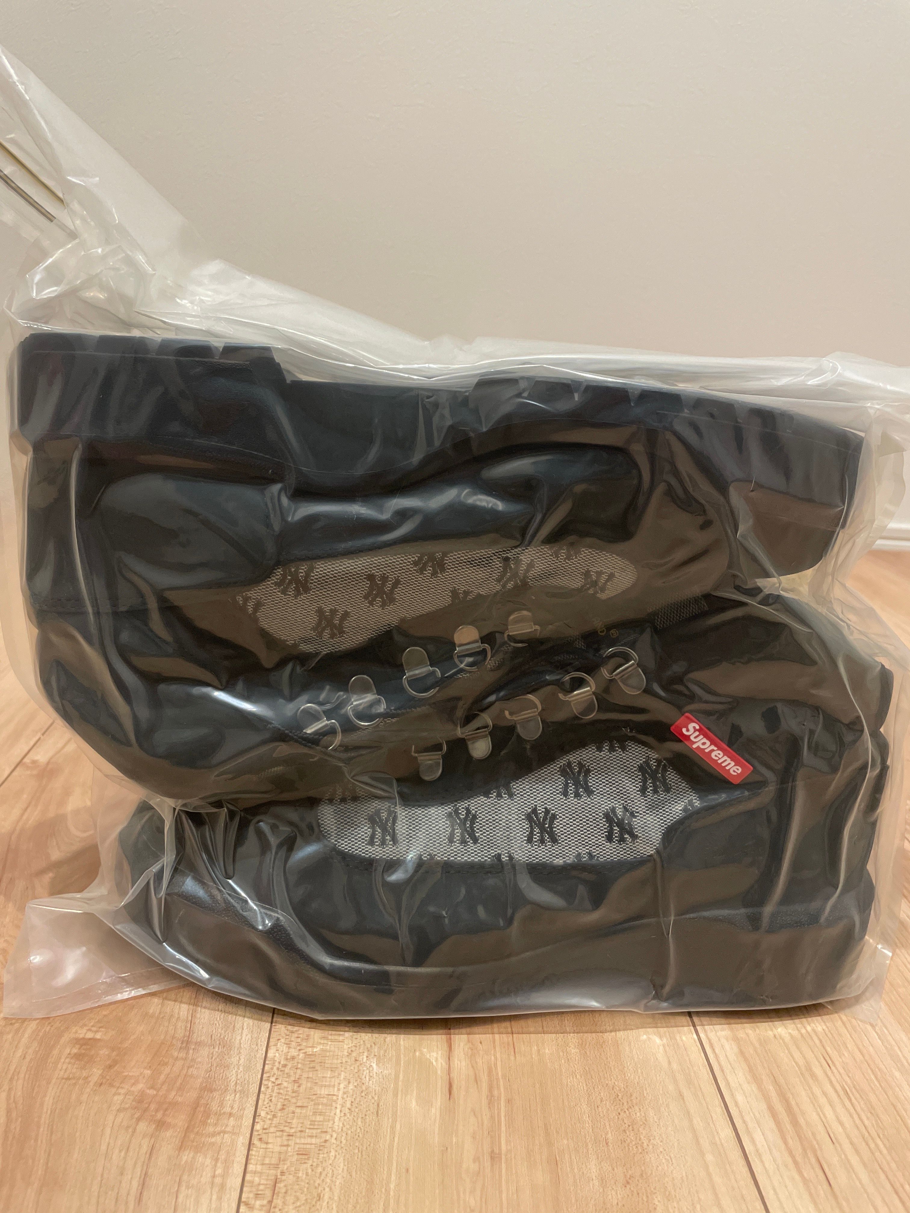 Supreme × Timberland Field Boot "Black"