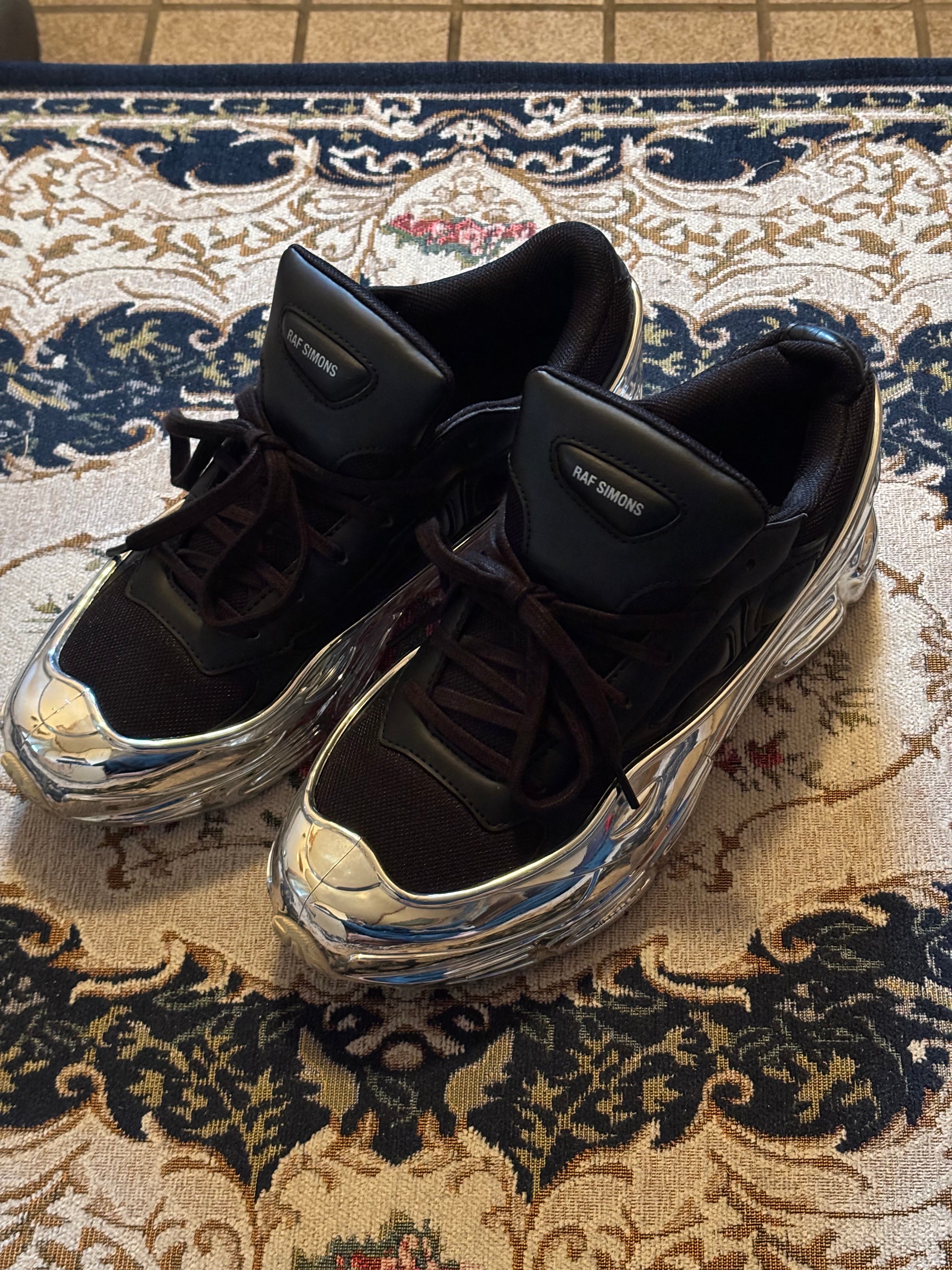 ラフ シモンズ × アディダス オズウィーゴ "ブラック/シルバーメタリック"