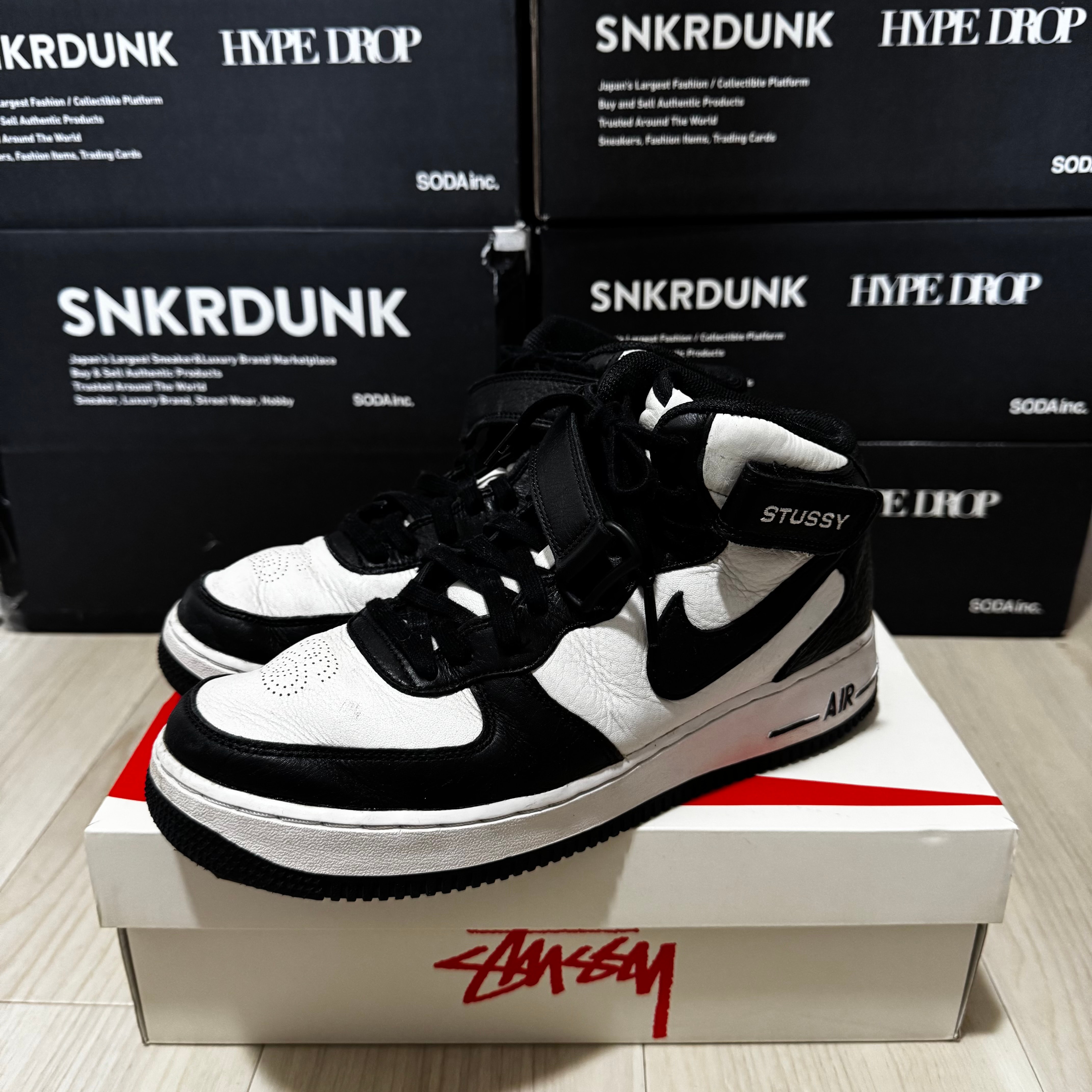 ステューシー × ナイキ エアフォース1 ミッド "ブラック アンド ライトボーン"