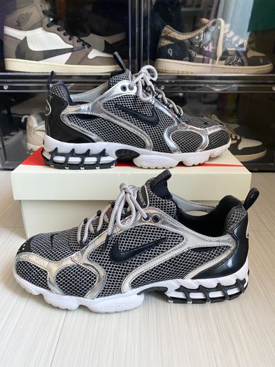 STUSSY × NIKE AIR ZOOM SPIRIDON CAGED "PURE PLATINUM/BLACK-WHITE"