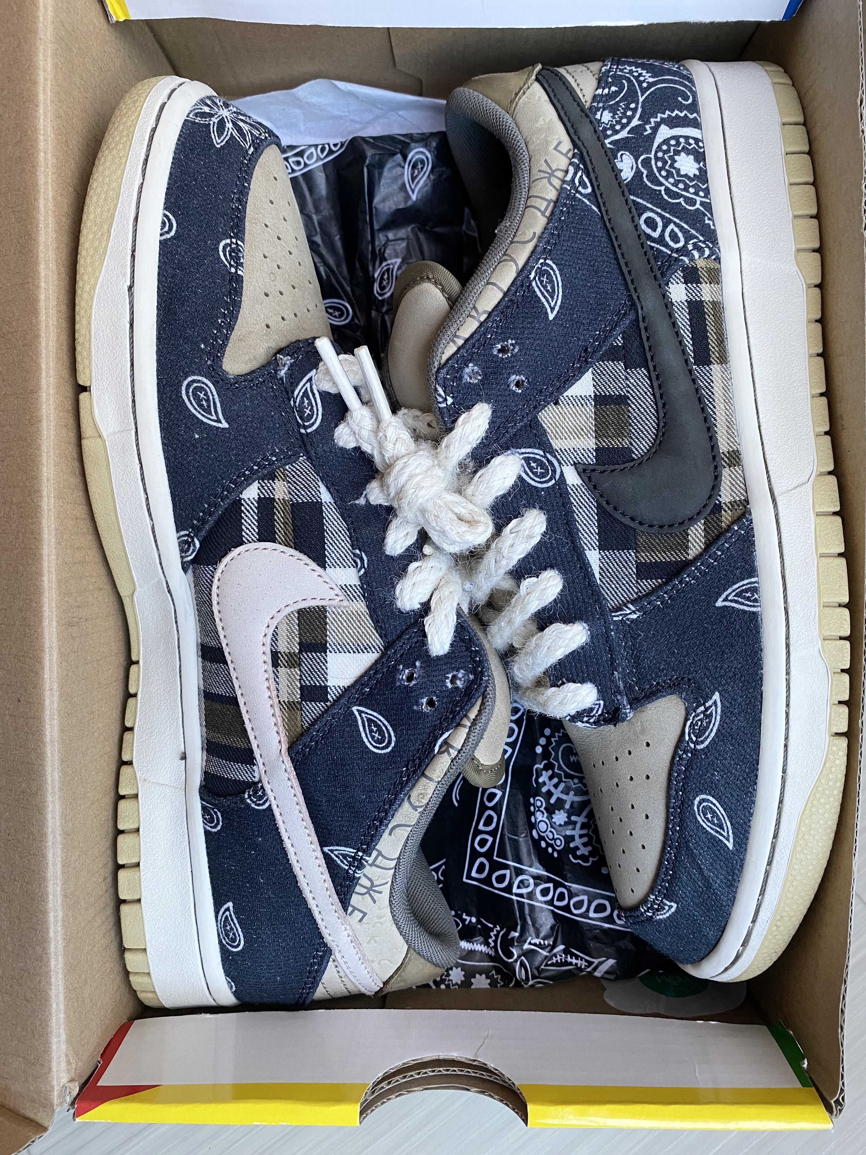 Travis Scott × Nike SB Dunk Low "Black/Parachute Beige"