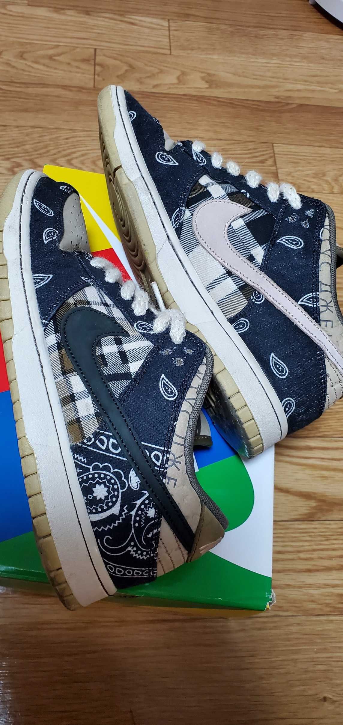Travis Scott × Nike SB Dunk Low "Black/Parachute Beige"