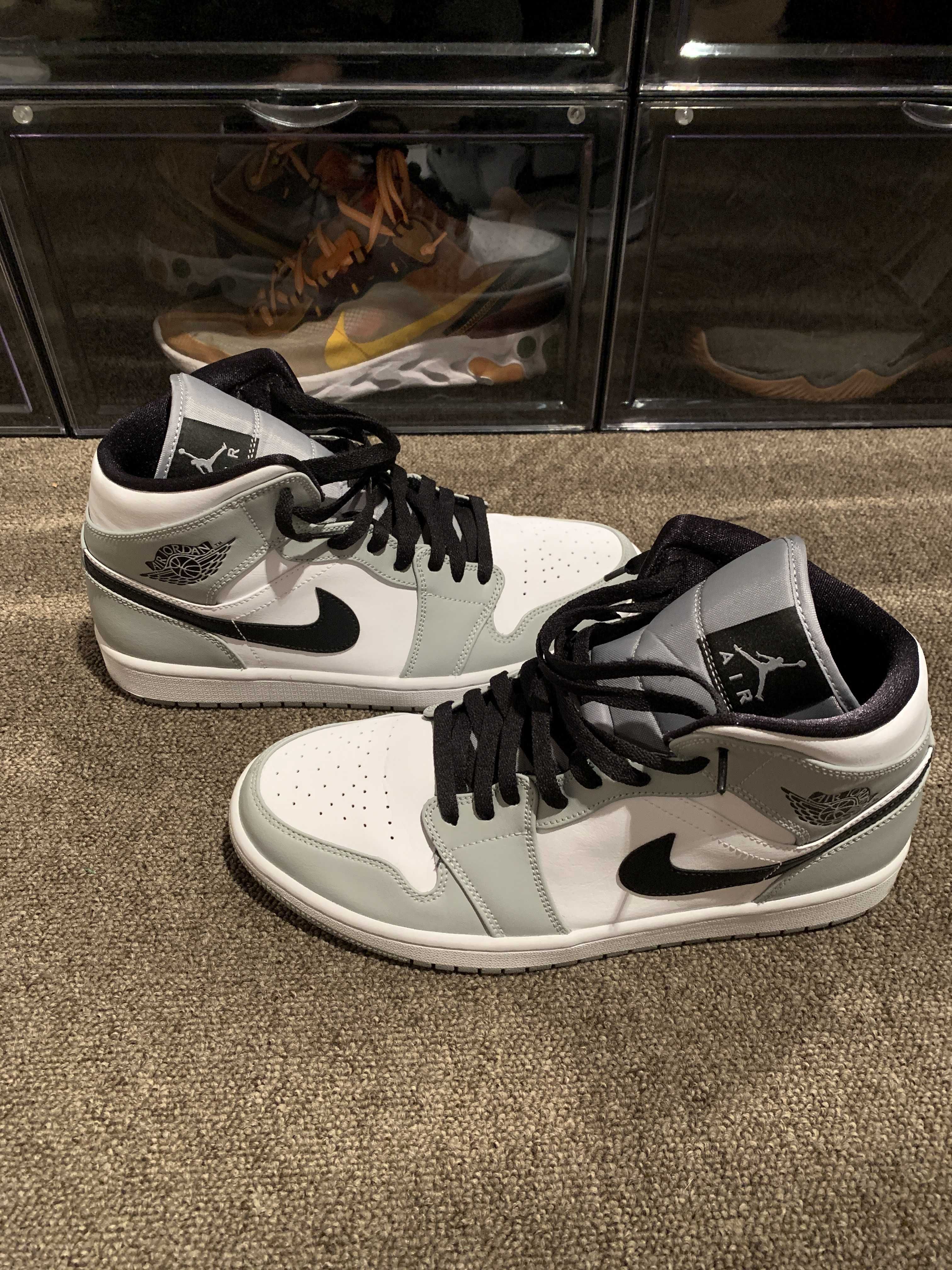 Nike Air Jordan 1 Mid "Light Smoke Grey/White/Black"