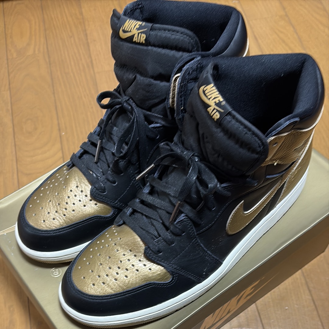 Nike Air Jordan 1 Retro High OG "Black and Gold"