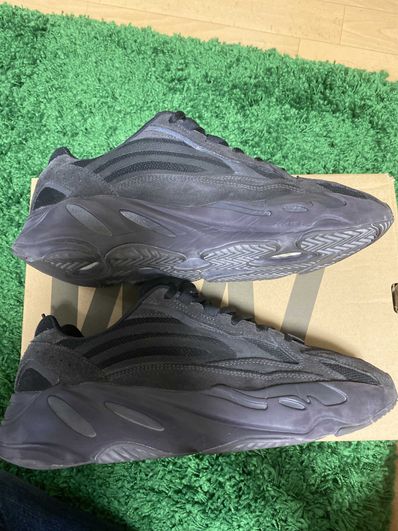 adidas YEEZY BOOST 700 V2 "Vanta"