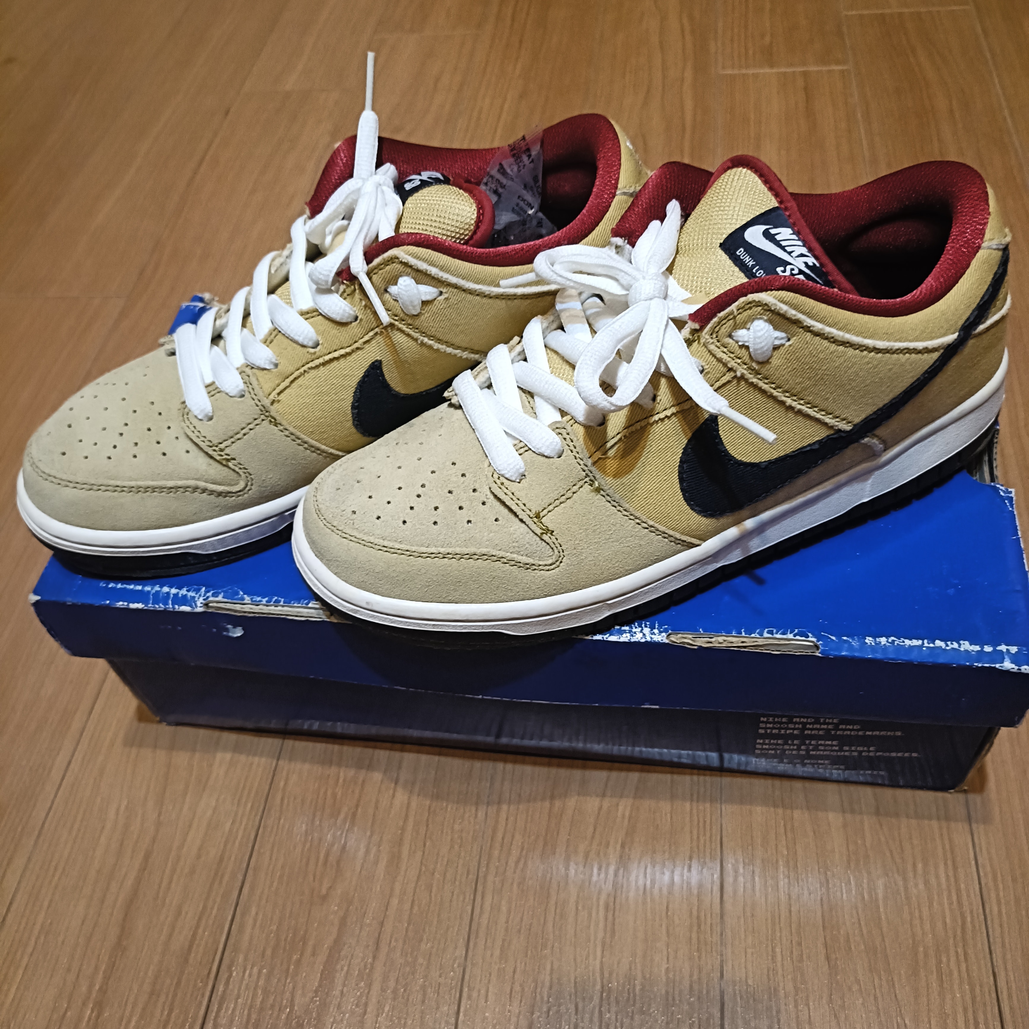 Nike SB Dunk Low "Gold Dust"