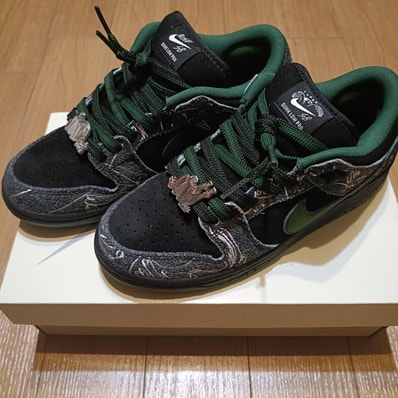 There Skateboards × Nike SB Dunk Low Pro "Anthracite and Gorge Green"