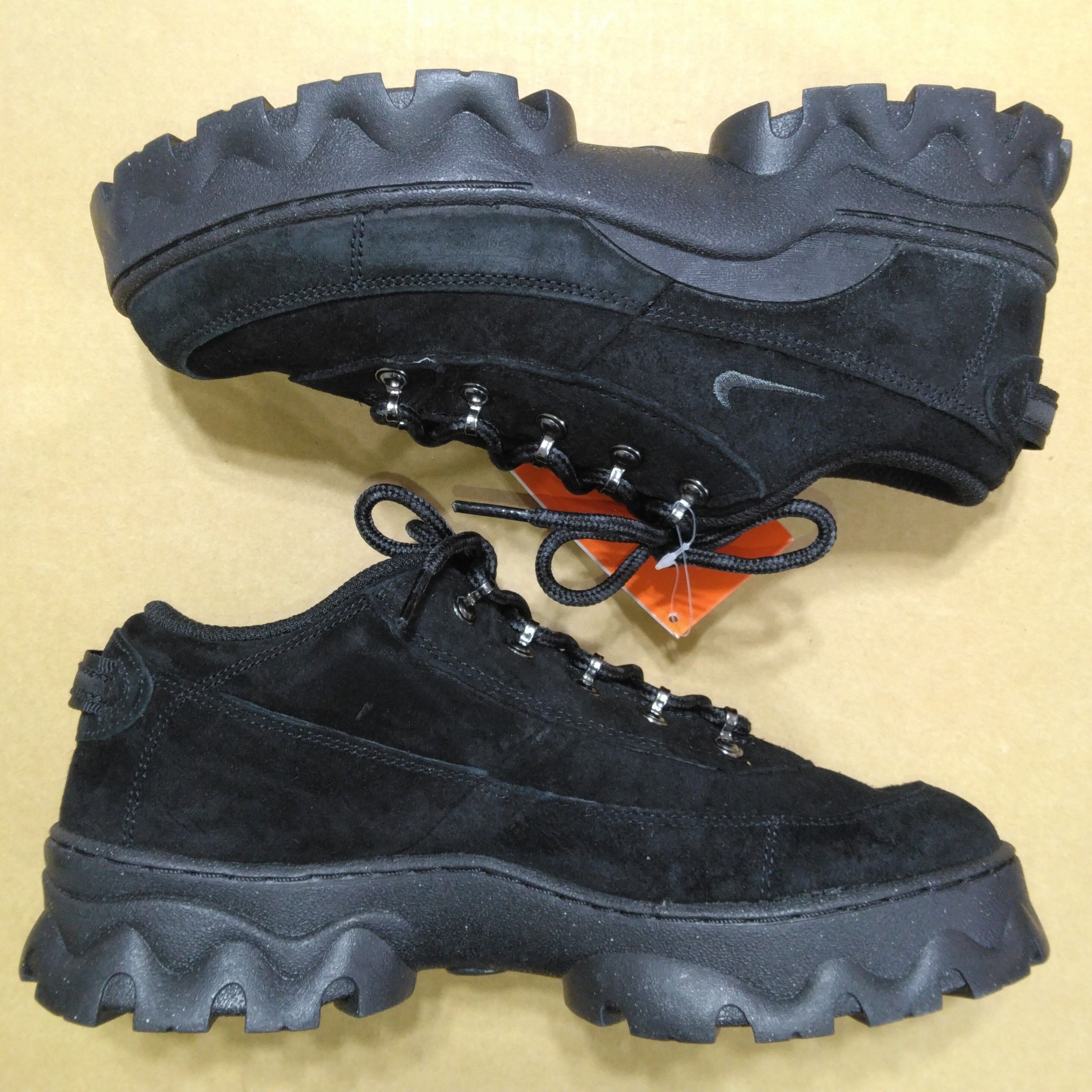 ナイキ ウィメンズ ラハール ロー "ブラック"