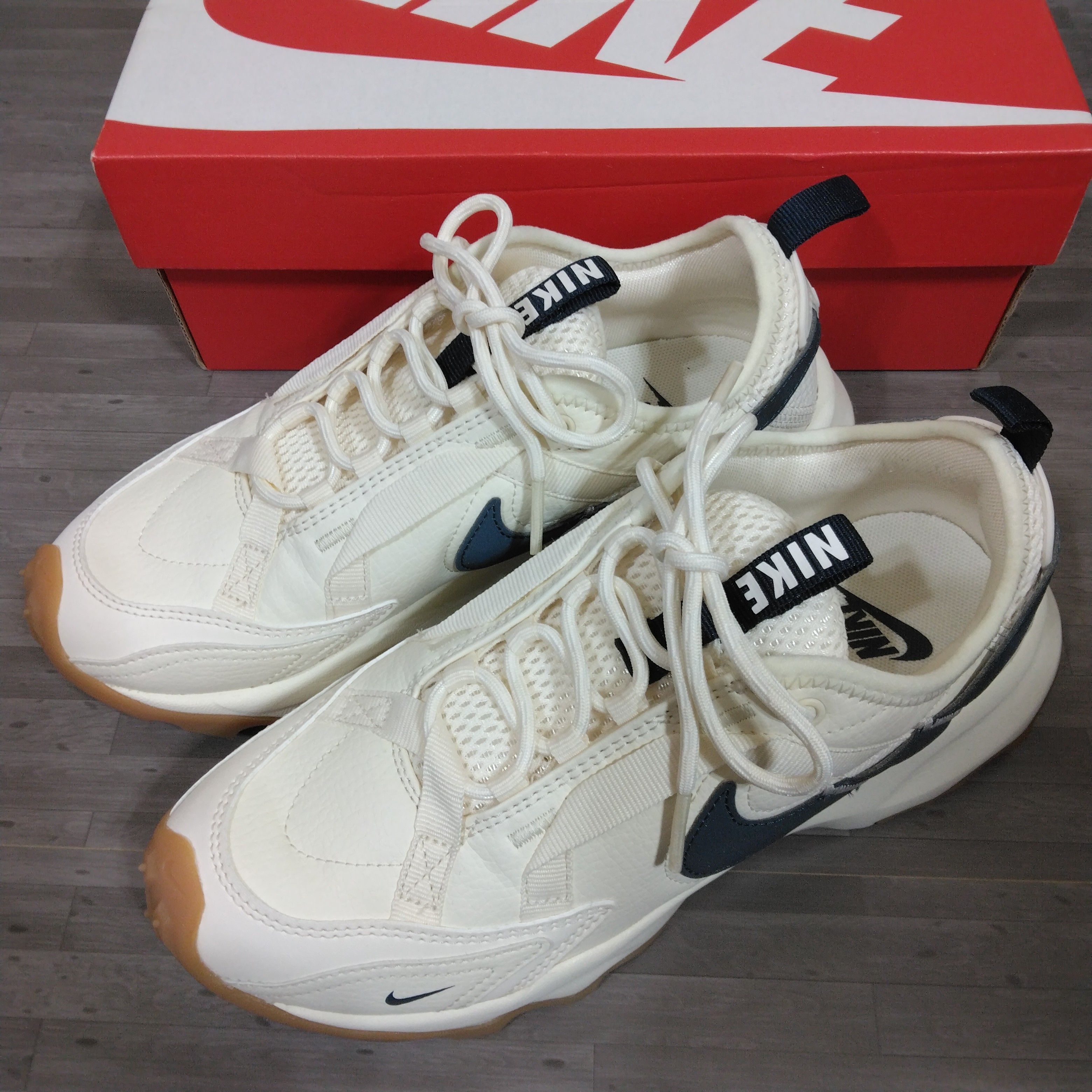 ナイキ ウィメンズ TC 7900 "ペールアイボリー/ガムライトブラウン/アーモリーネイビー"