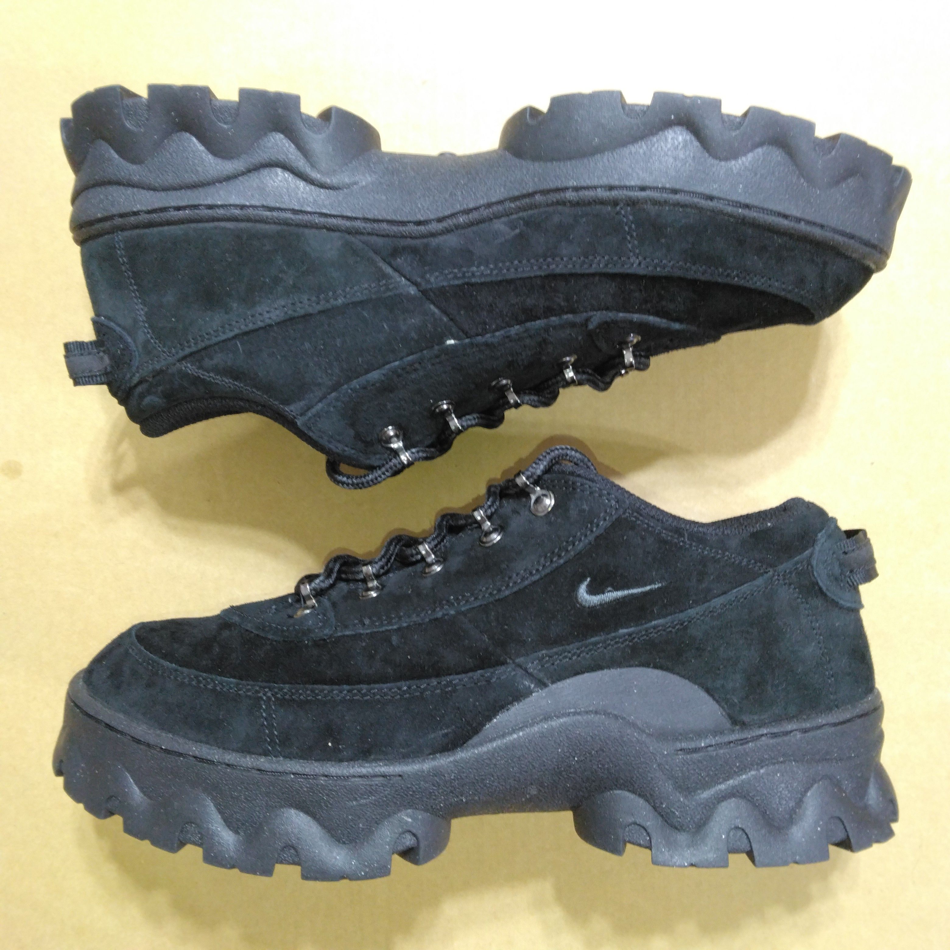 ナイキ ウィメンズ ラハール ロー "ブラック"