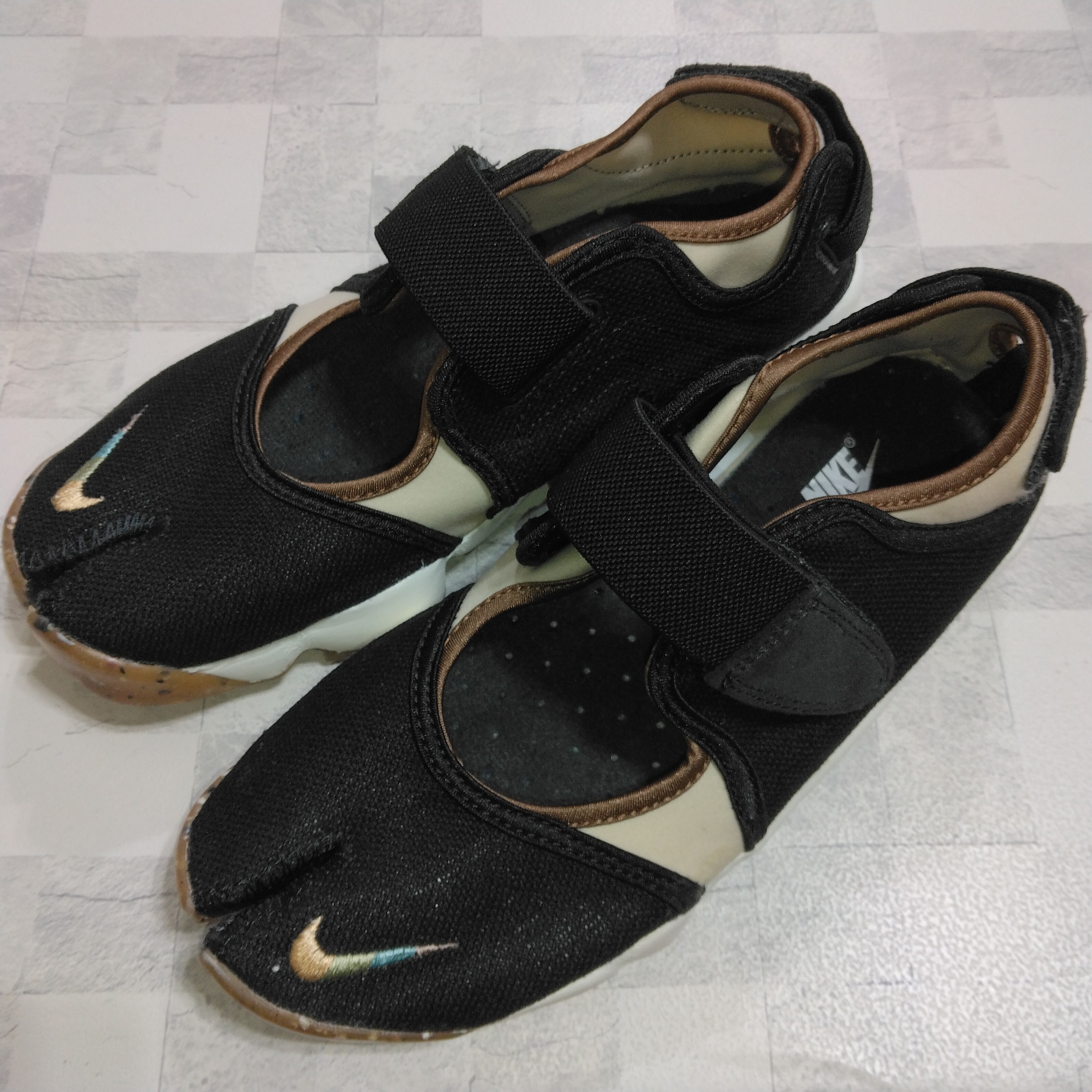 ナイキ ウィメンズ エアリフト オフ ノワール "オレンジ チョーク/ガム イエロー"