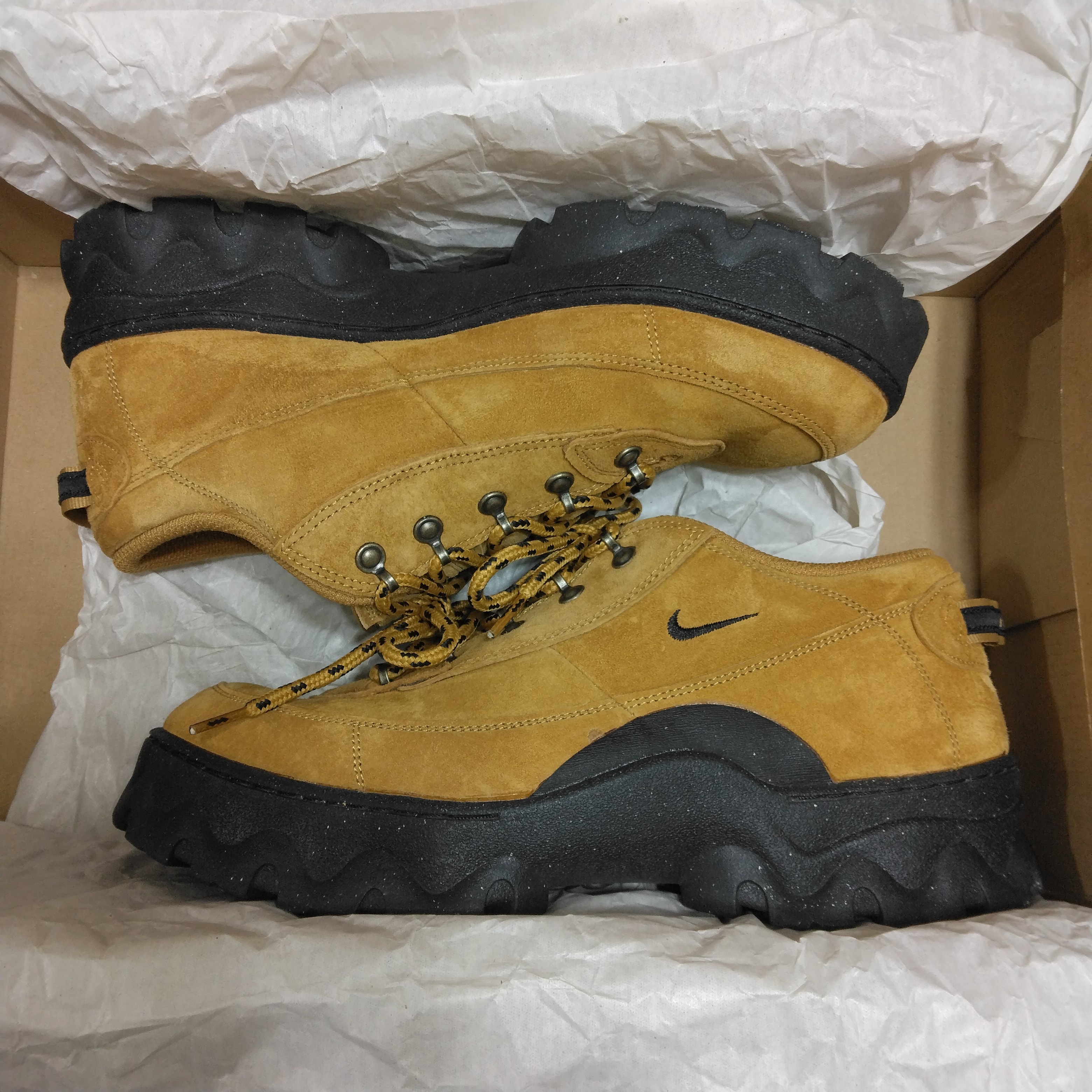 ナイキ ウィメンズ ラハール ロー "ウィート"