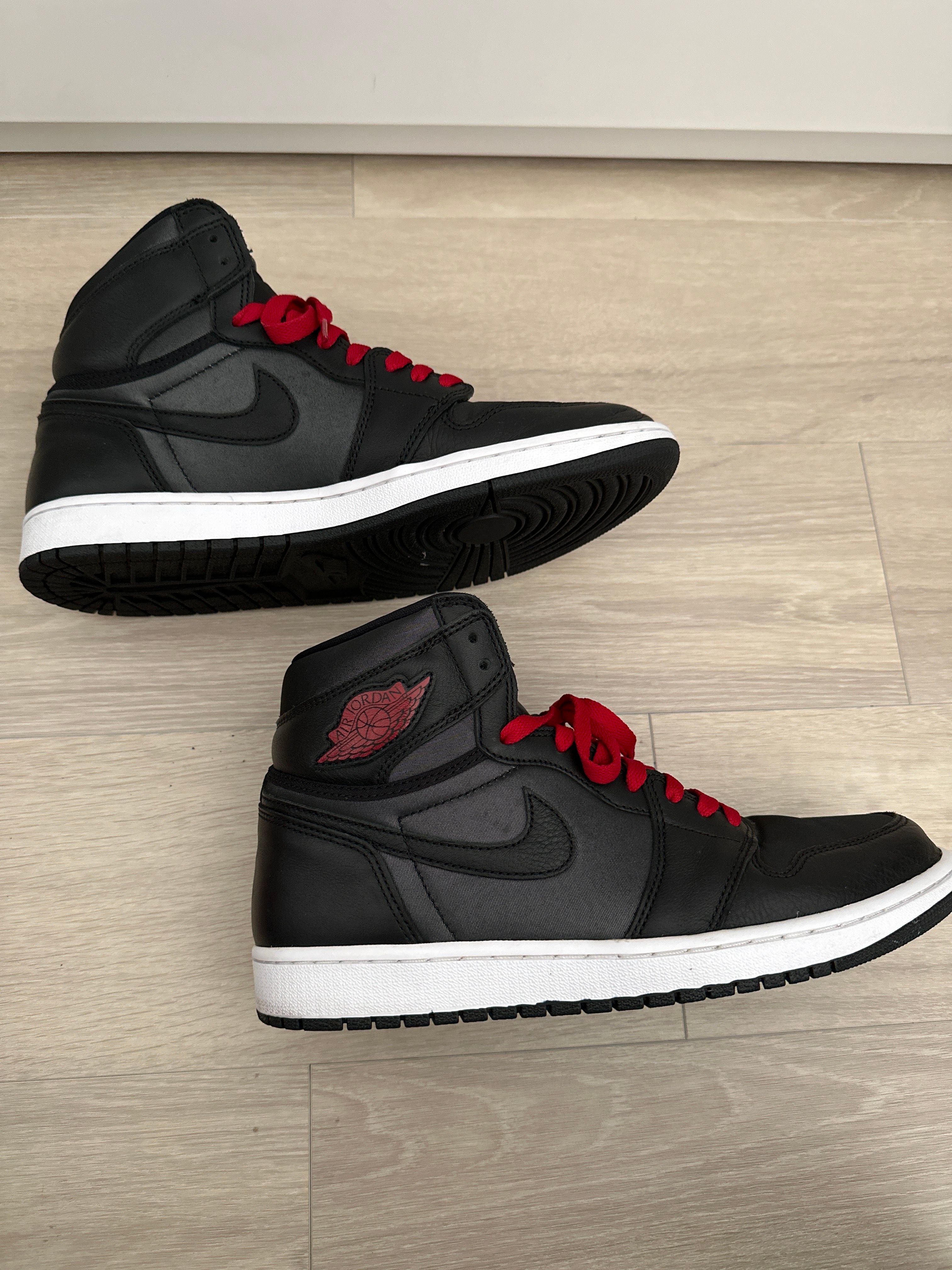 Nike Air Jordan 1 Retro High OG "Black/Metallic Silver/Gym Red"