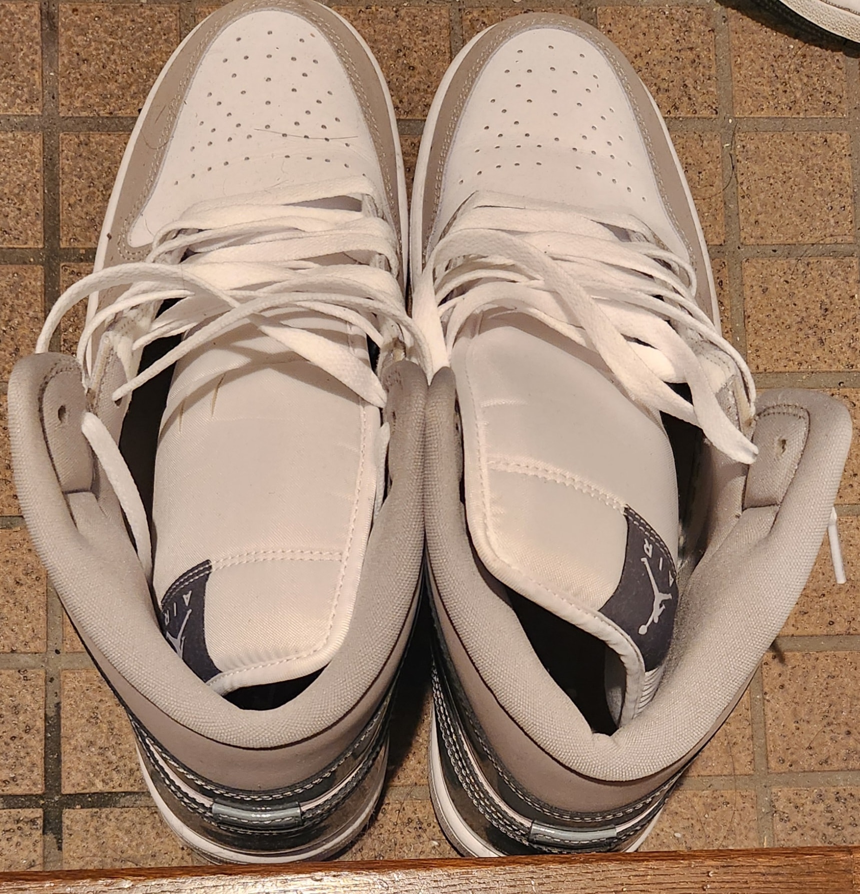 Nike Air Jordan 1 Mid "Light Smoke Grey/White/Black"