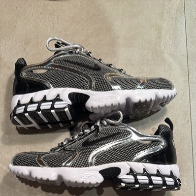 STUSSY × NIKE AIR ZOOM SPIRIDON CAGED "PURE PLATINUM/BLACK-WHITE"