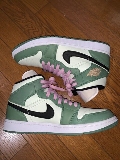 NIKE Women's AIR JORDAN 1 MID SE "DUTCH GREEN"