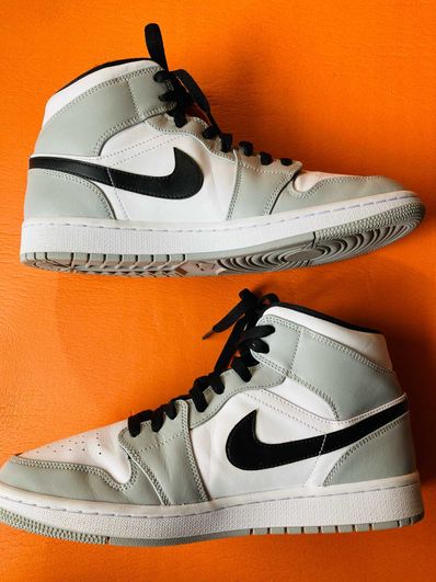 Nike Air Jordan 1 Mid "Light Smoke Grey/White/Black"